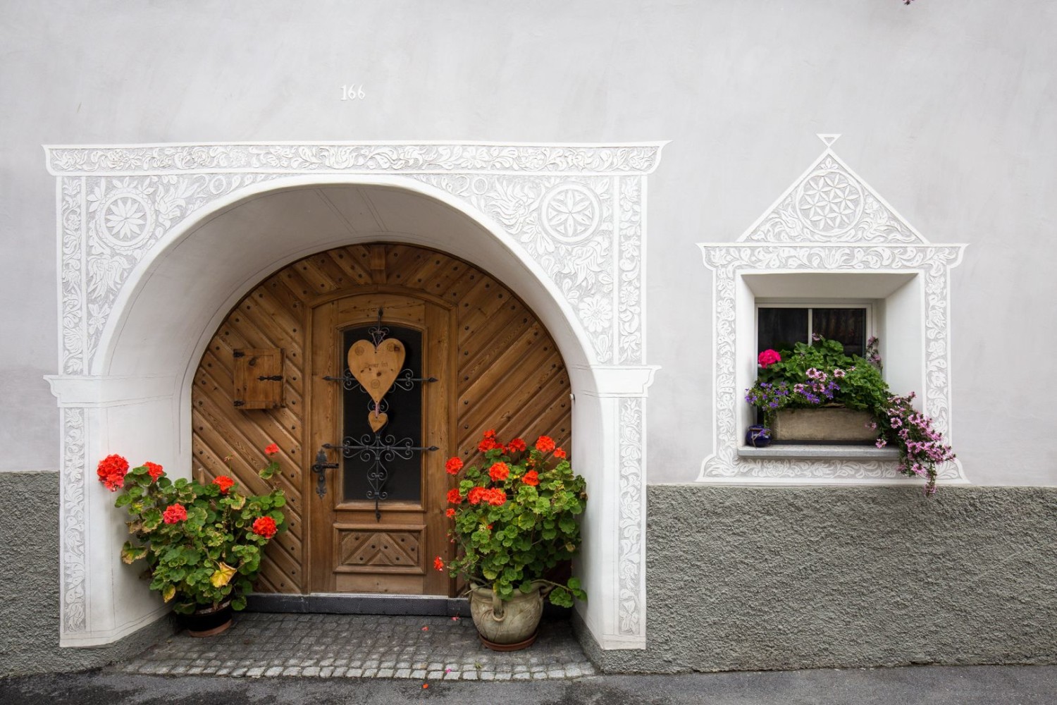 In Sent lohnt sich ein Rundgang durchs Dorf. Hier begegnet man manch einem mit Sgraffito verzierten Haus.