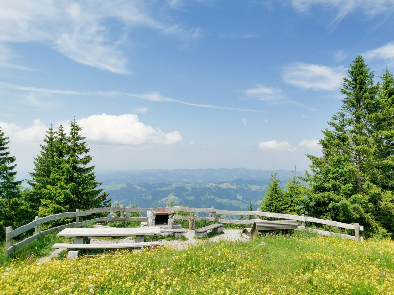 Ein äusserst gefälliger Rastplatz: Beichlengfäl mit Blick über die Emmentaler Hügel.