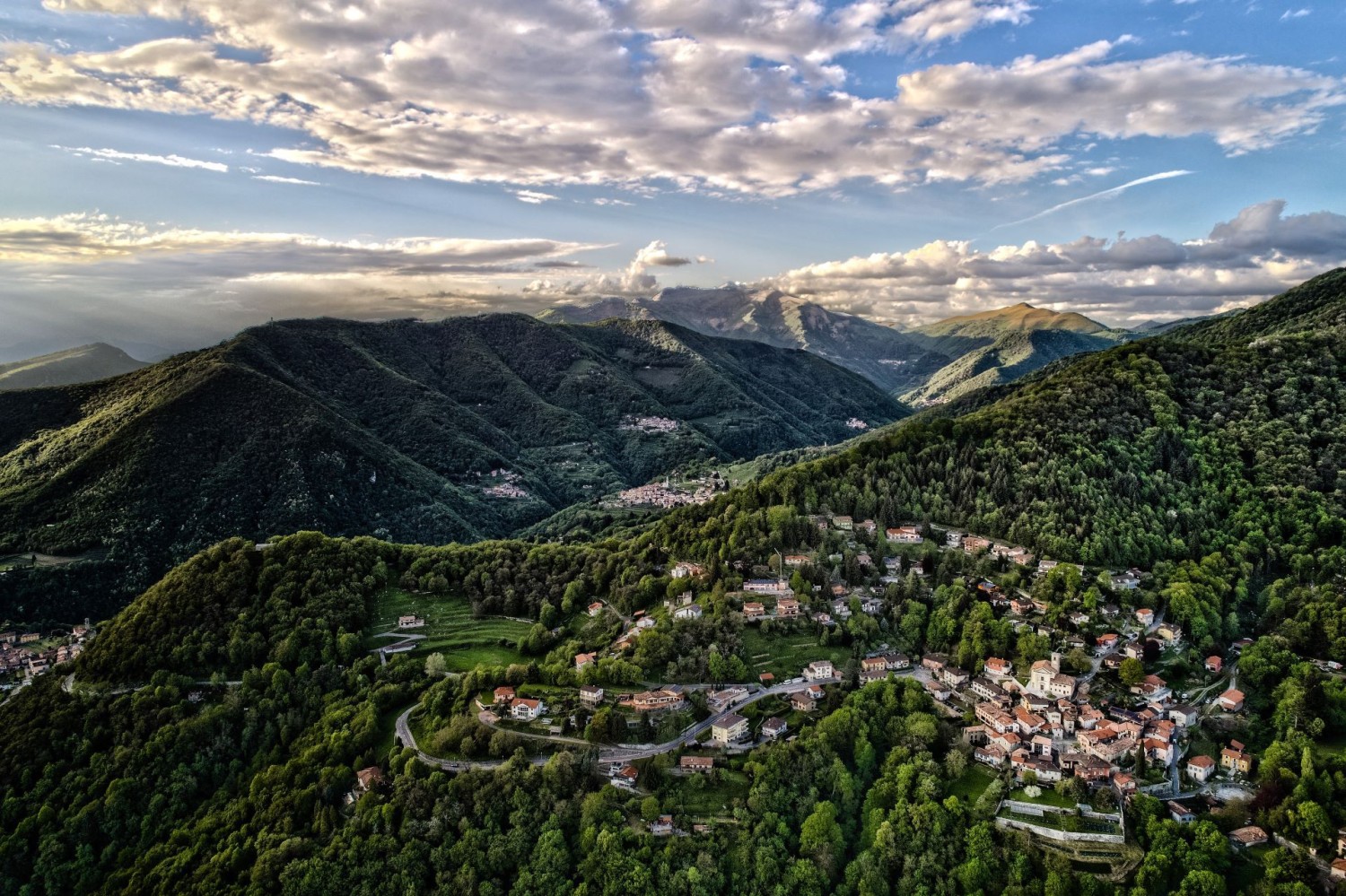 Vue sur la Valle di Muggio. En bas à droite se trouve le village Sagno.