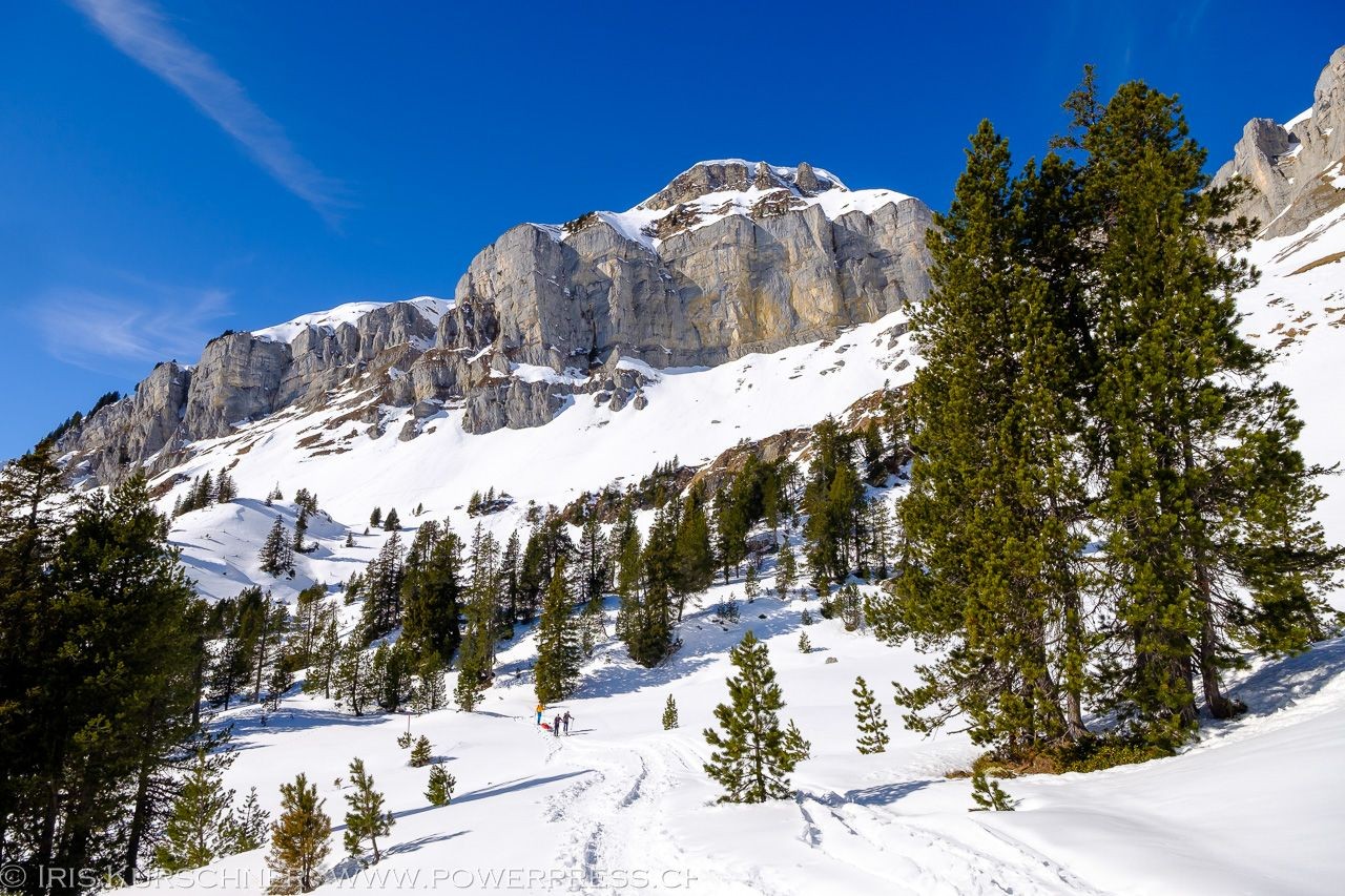 Den Hohgant im Rücken, wandert man zur gleichnamigen Hütte.