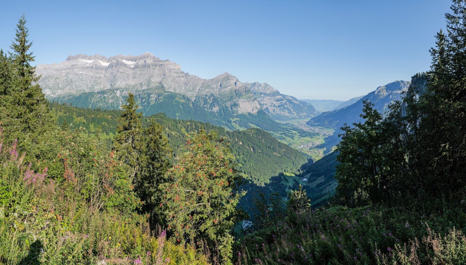 Beim Startpunkt der Wanderung liegt einem das nördliche Glarnerland zu Füssen. Links der Glärnisch.