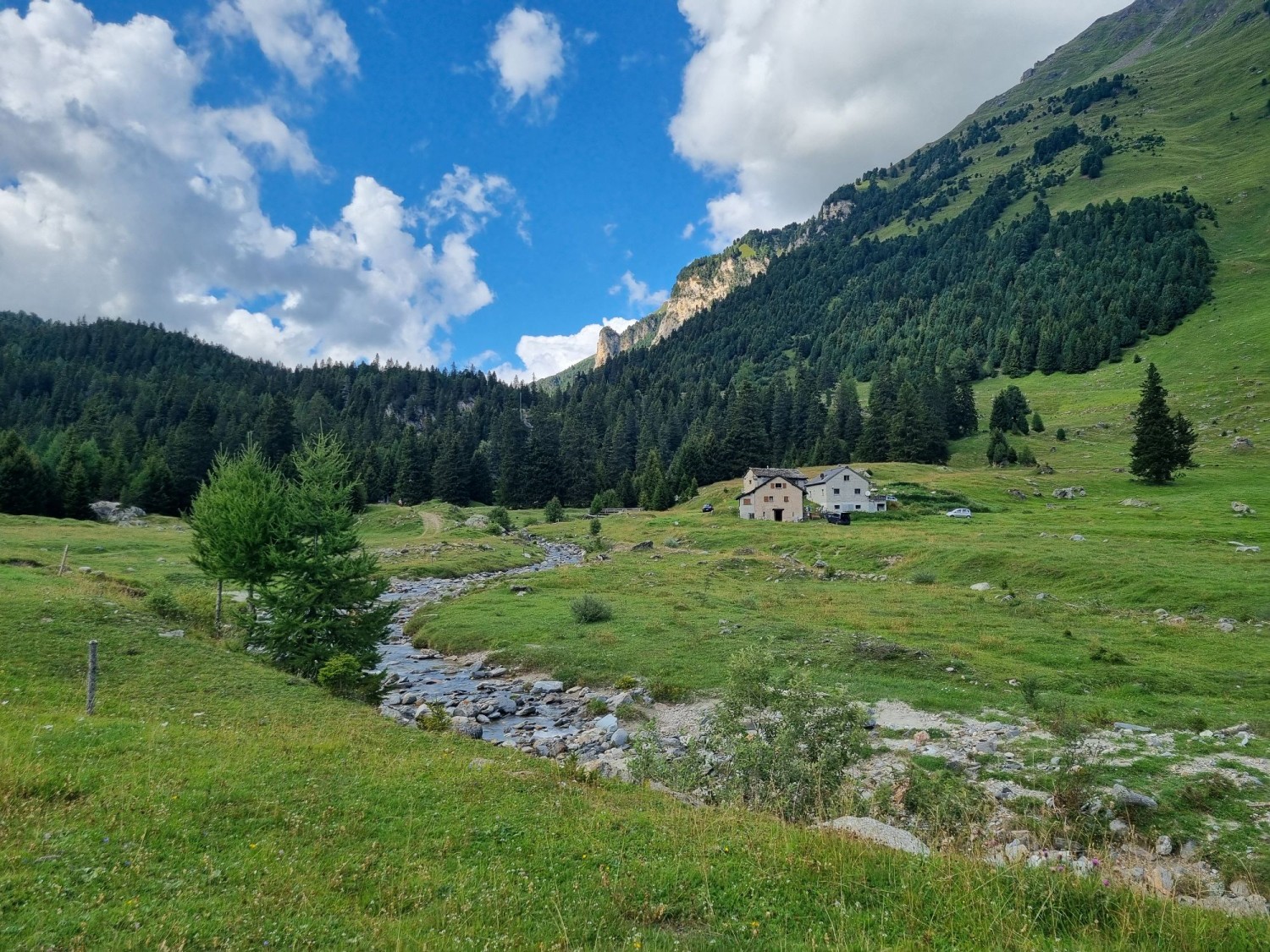 Malerisch fliesst der Brenno del Lucomagno durchs Valle Santa Maria.