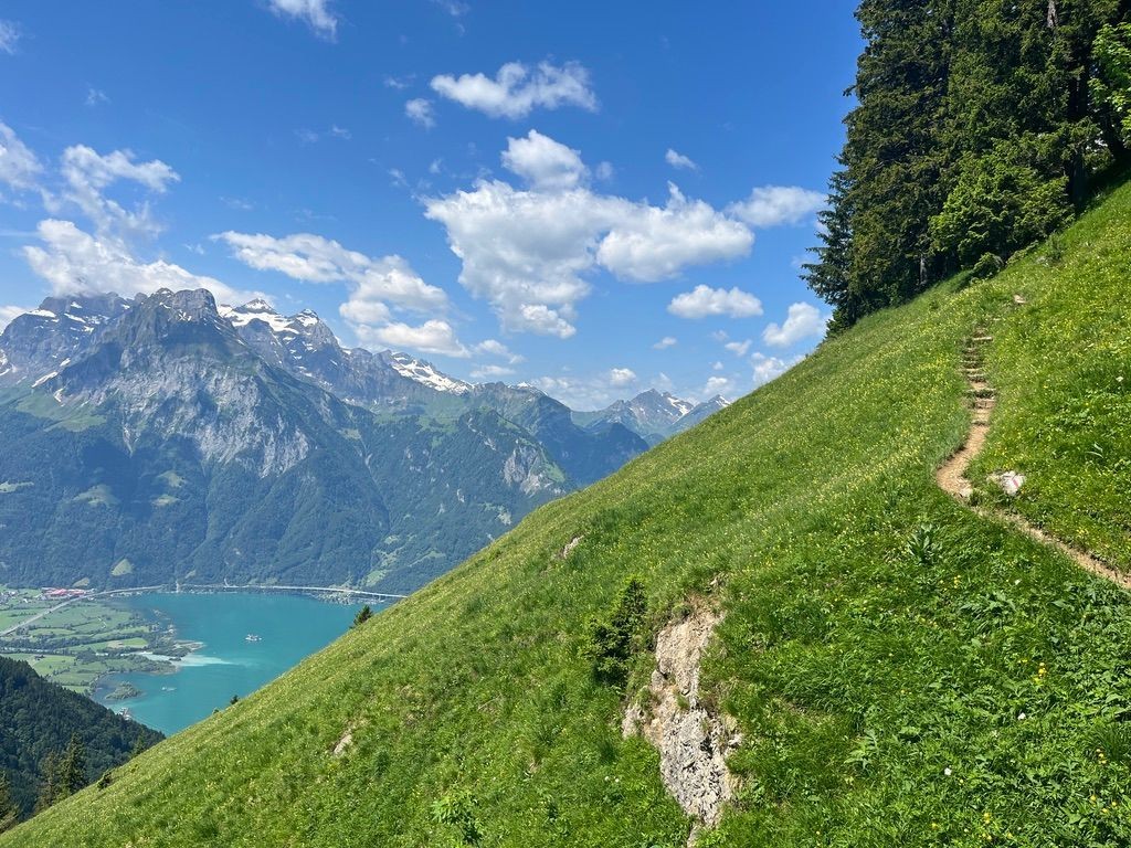 Der Wildheuerpfad im Urnerland verbindet eindrucksvolle Natur, gelebte Tradition und spektakuläre Ausblicke zu einem unvergesslichen Wandererlebnis.