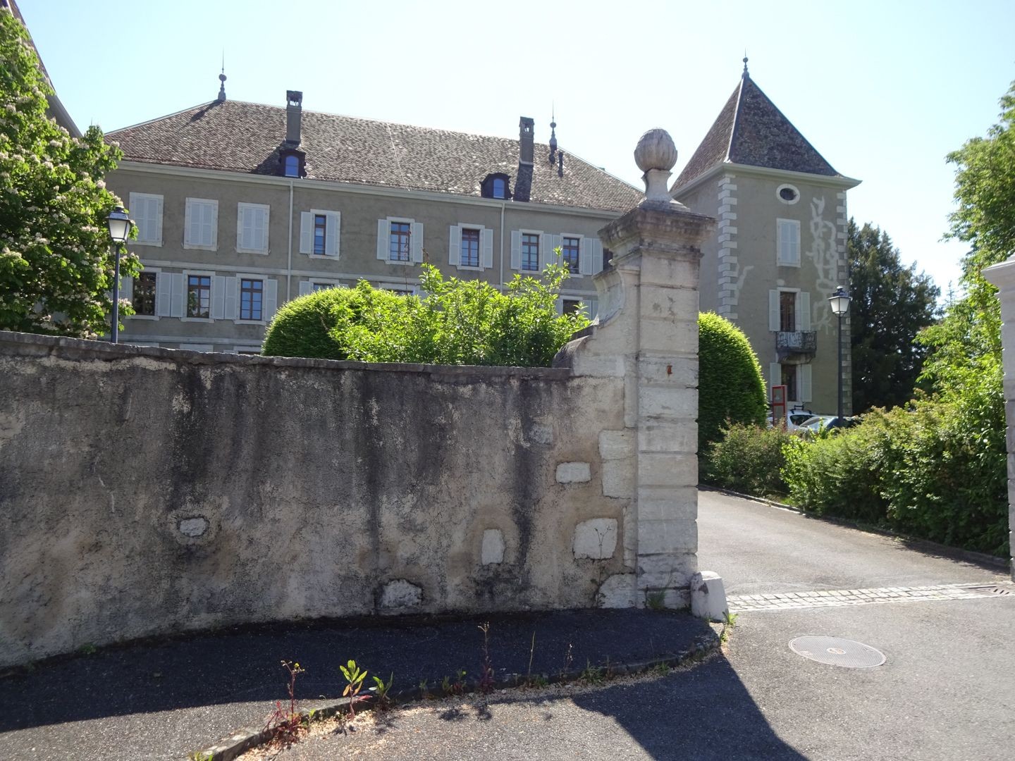 Un élégant château trône au cœur de Dardagny.
