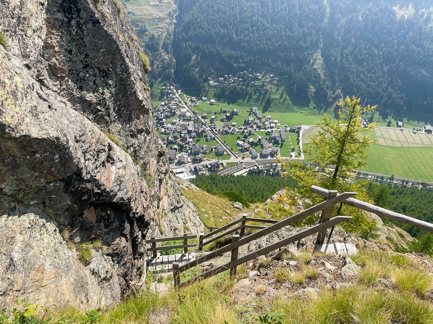 L’accès à l’Arigscheis se fait par des escaliers abrupts.