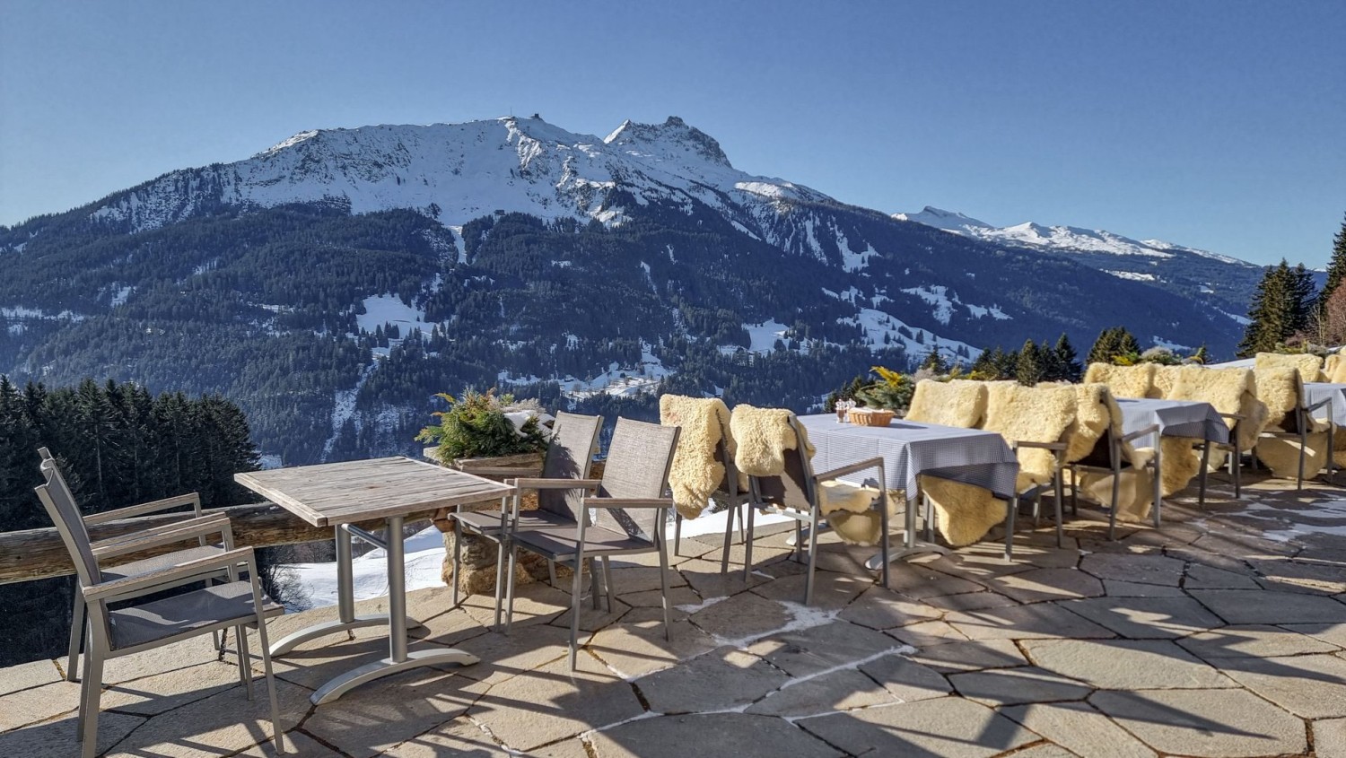 Aussensitzplätze beim Berghaus Alpenrösli mit Sicht auf den Gotschnagrat.