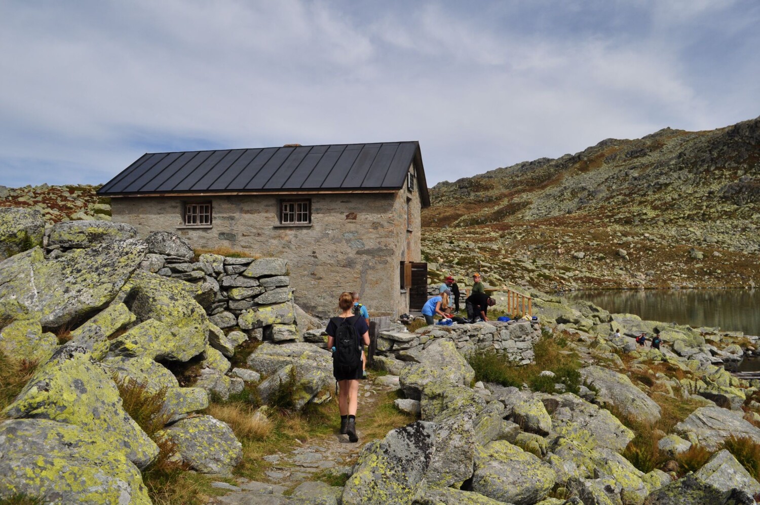 Bei der Seehütte. Die einfache Steinhütte zwischen den Felsen ist unbewirtet.