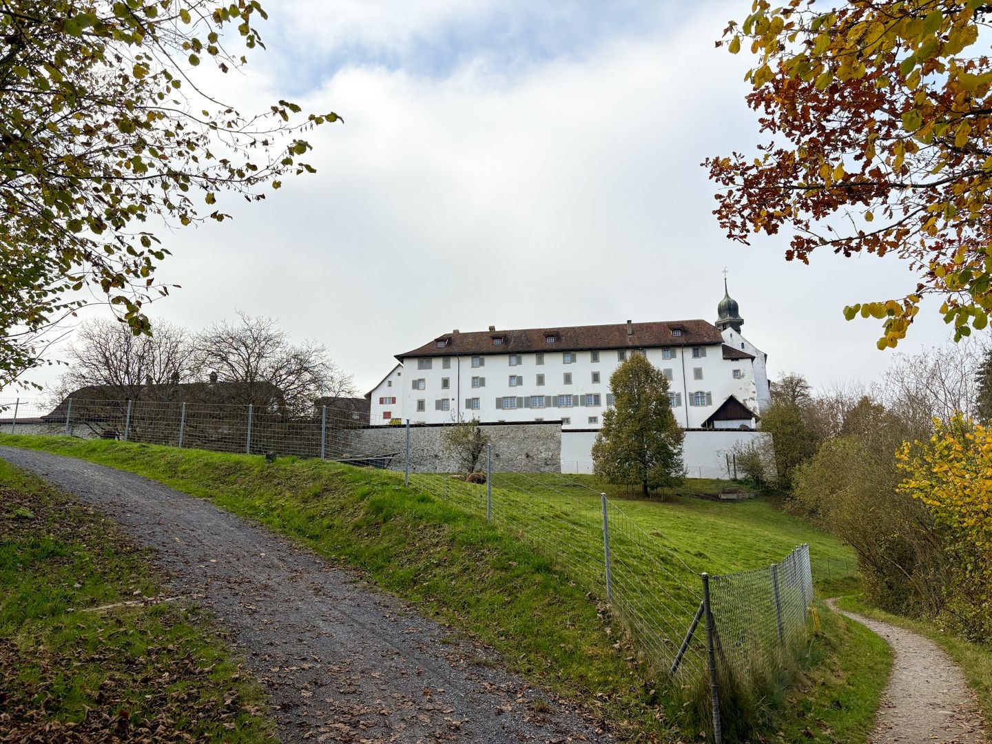Das Benediktinerinnenkloster St. Martin in Hermetschwil lohnt einen Abstecher.