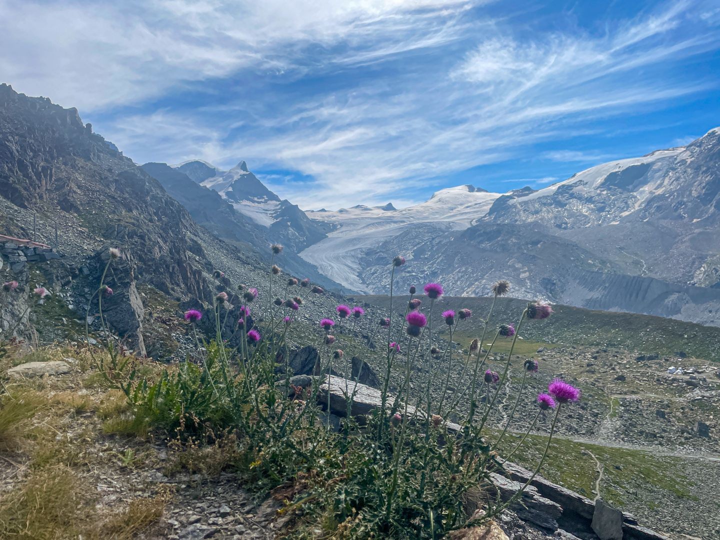 Im ersten Teil der Wanderung fällt der Blick auf den Findelgletscher.