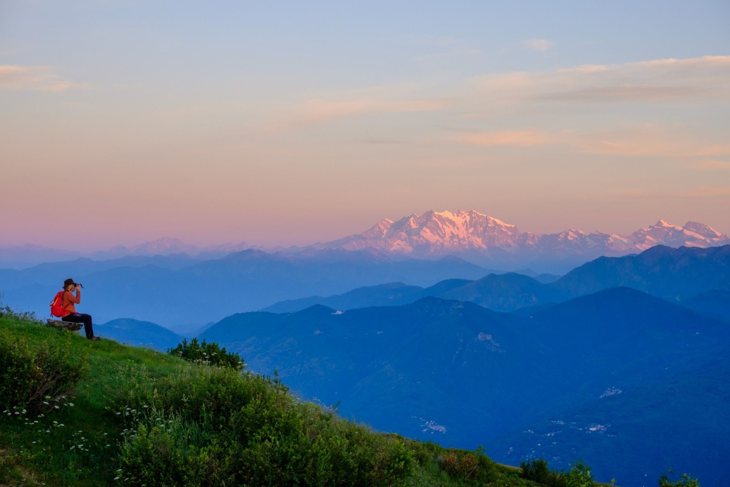 Frühmorgens auf dem Monte Lema zeigt sich der Monte Rosa von seiner schönsten Seite.