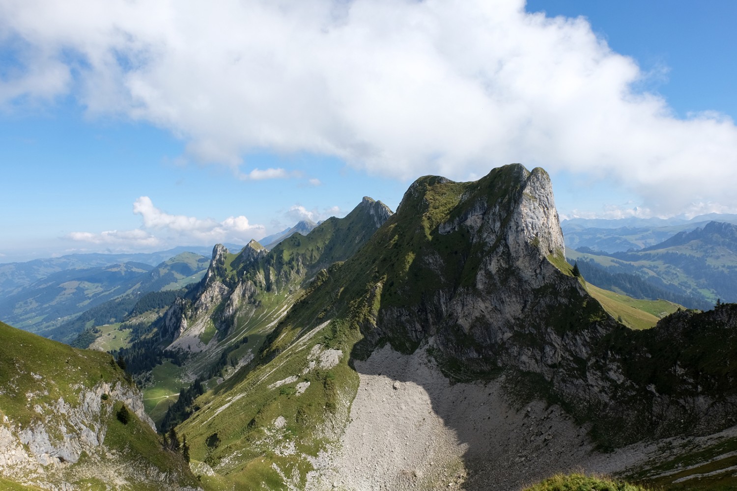 Les Préalpes fribourgeoises, un paysage originel dans lequel se dressent des sommets tout en hauteur. Photos: Elsbeth Flüeler