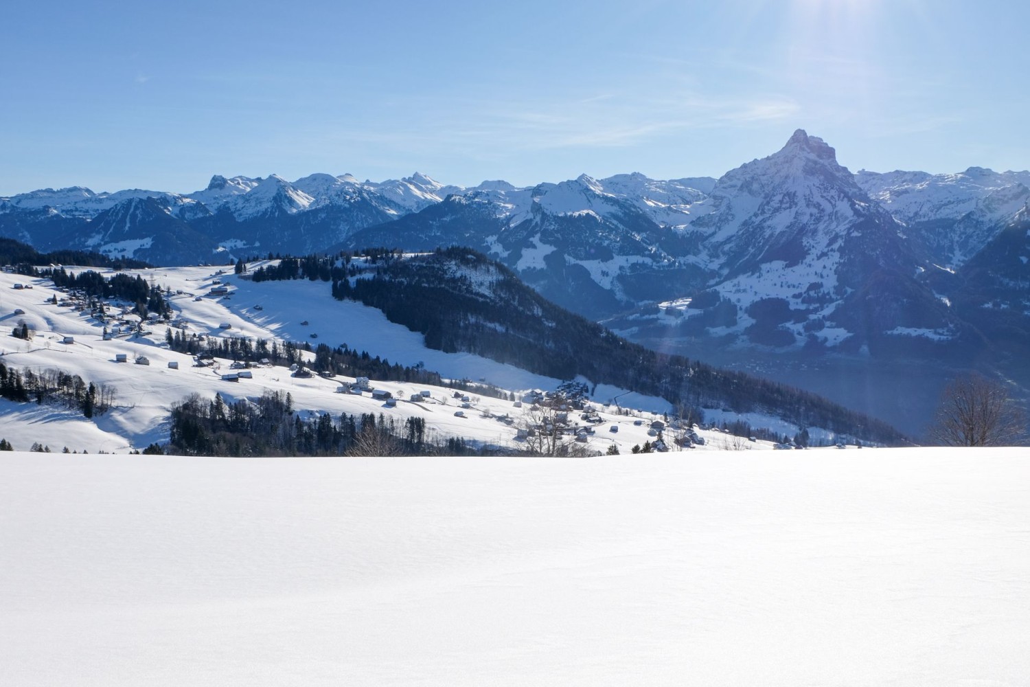 Von nun an besticht die Sicht auf die Streulandschaft von Amden und den schönen Mürtschenstock.