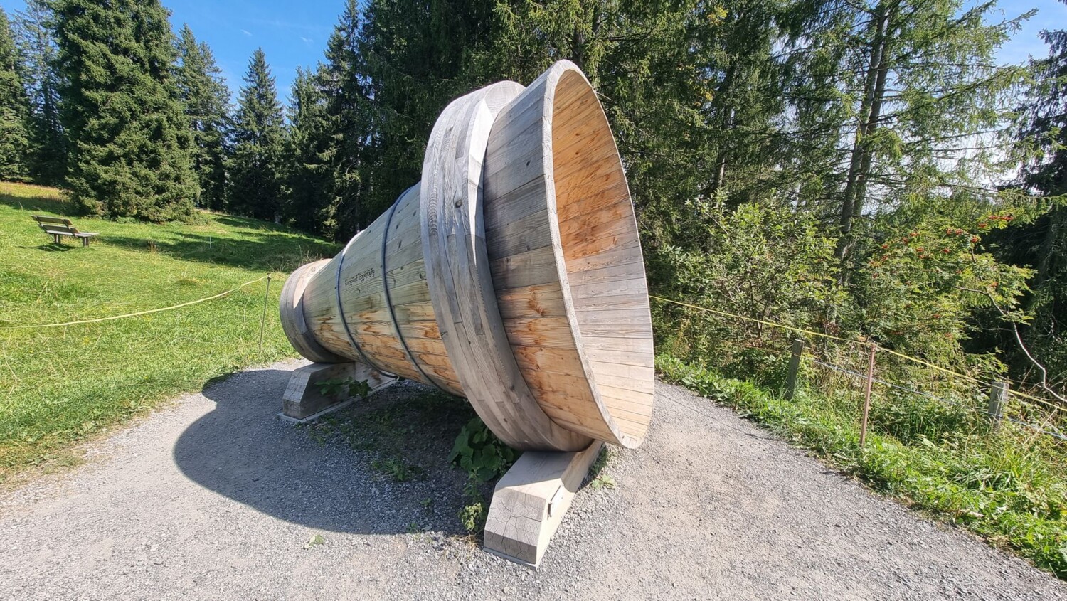 Bet(t)ruftrichter – riesige Holztrichter verstärken die Klänge der Umgebung.