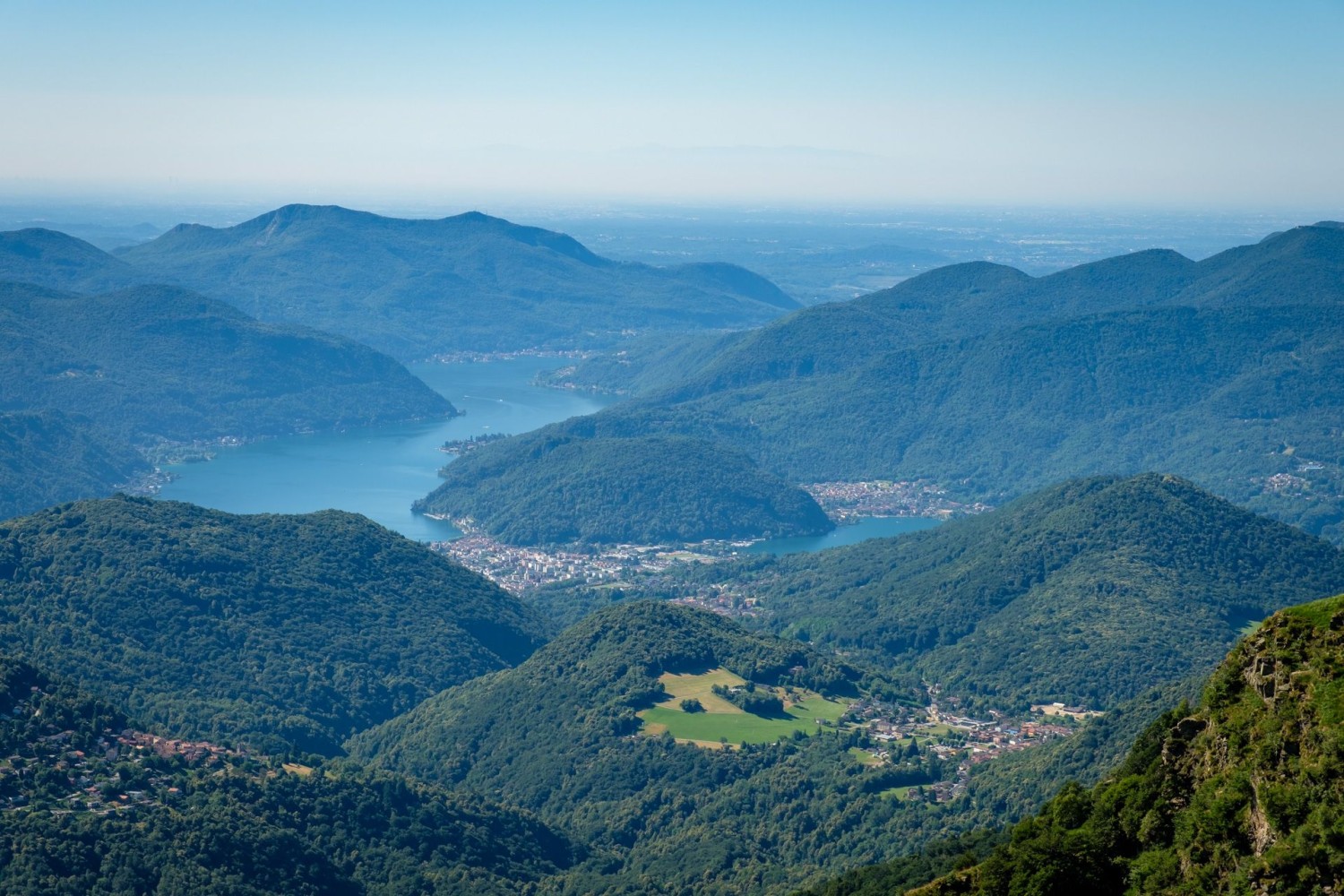 Blick auf den Lago di Lugano, in der Mitte der Monte Caslano.