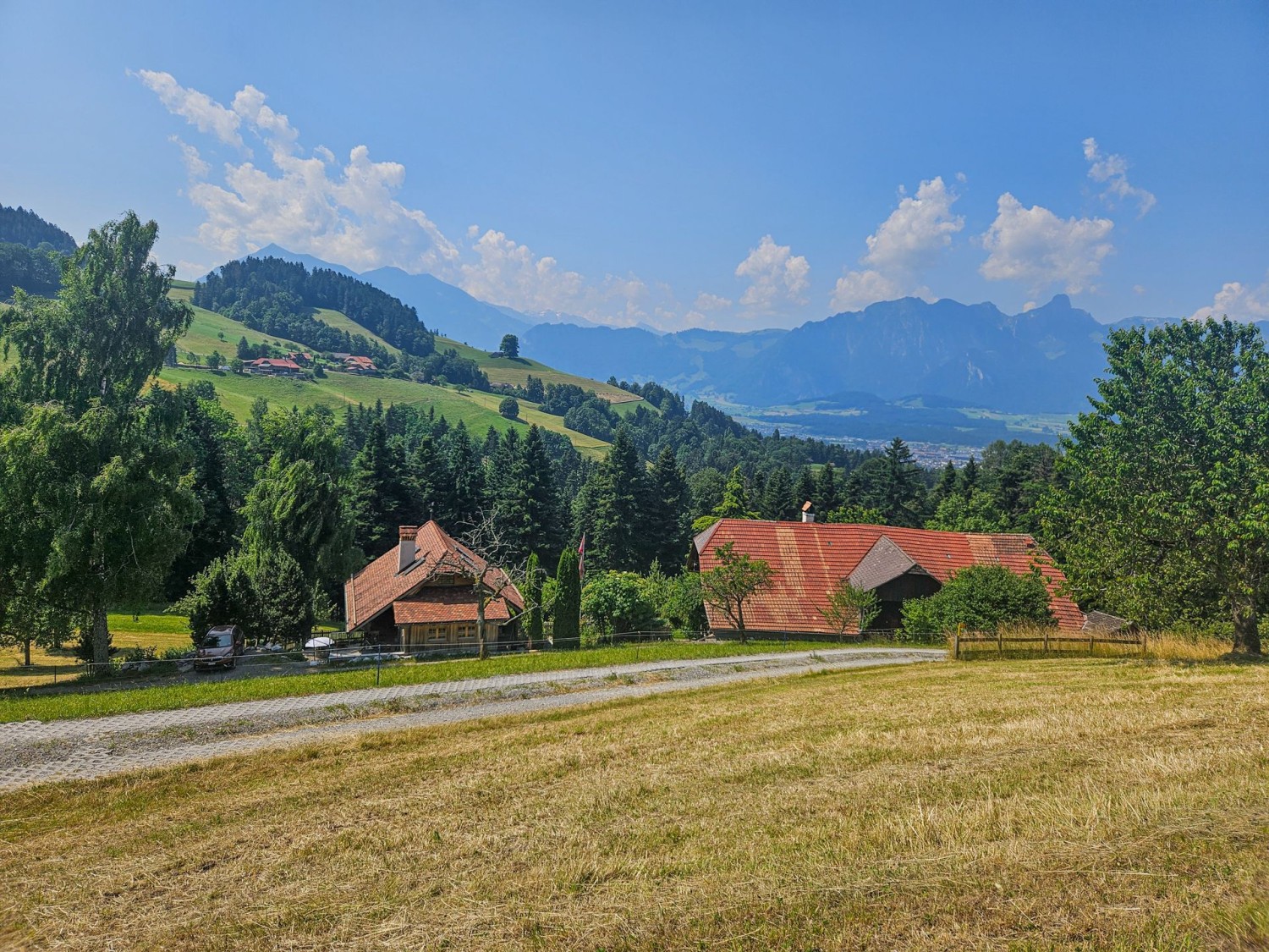 La randonnée passe près de fermes et de pâturages.