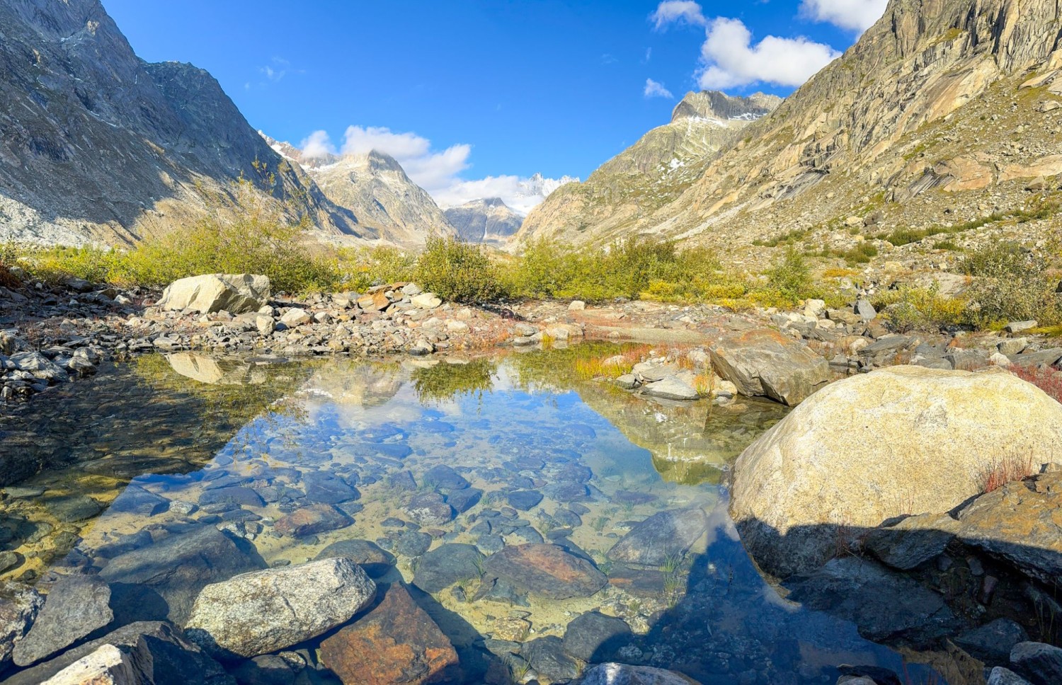 L’un des petits lacs aux eaux cristallines de la marge proglaciaire (un peu à l’ouest du grand cairn)