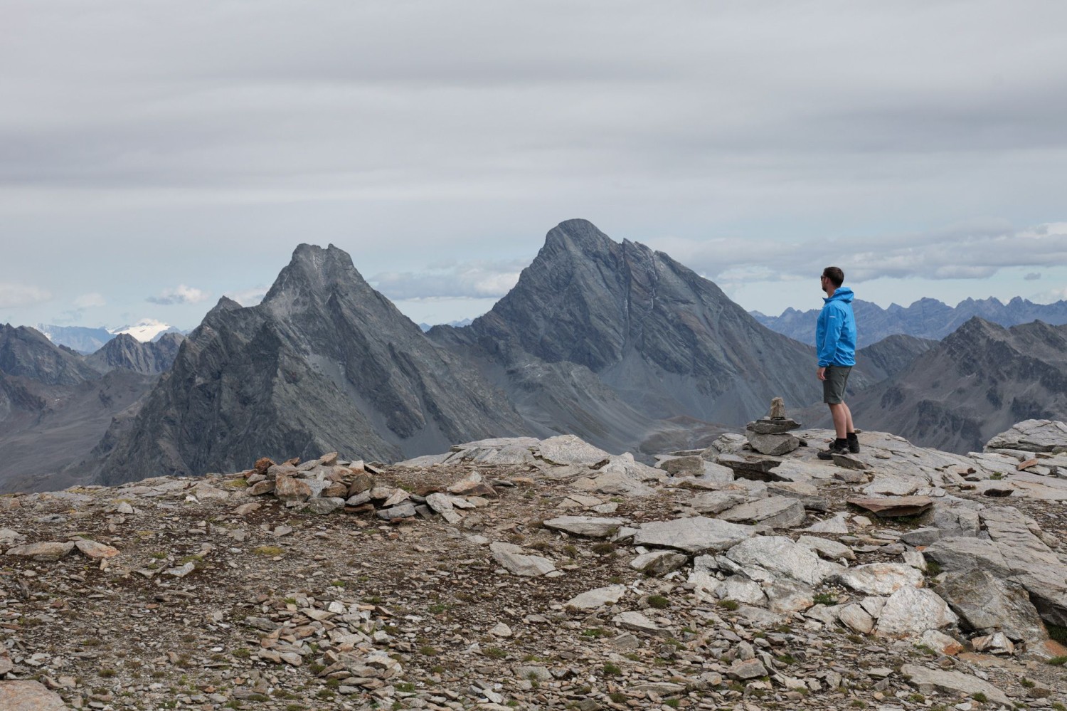 Geschafft – auf dem Pischahorn! Hinten stehen die Plattenhörner und der Piz Linard wie Zwillinge da.