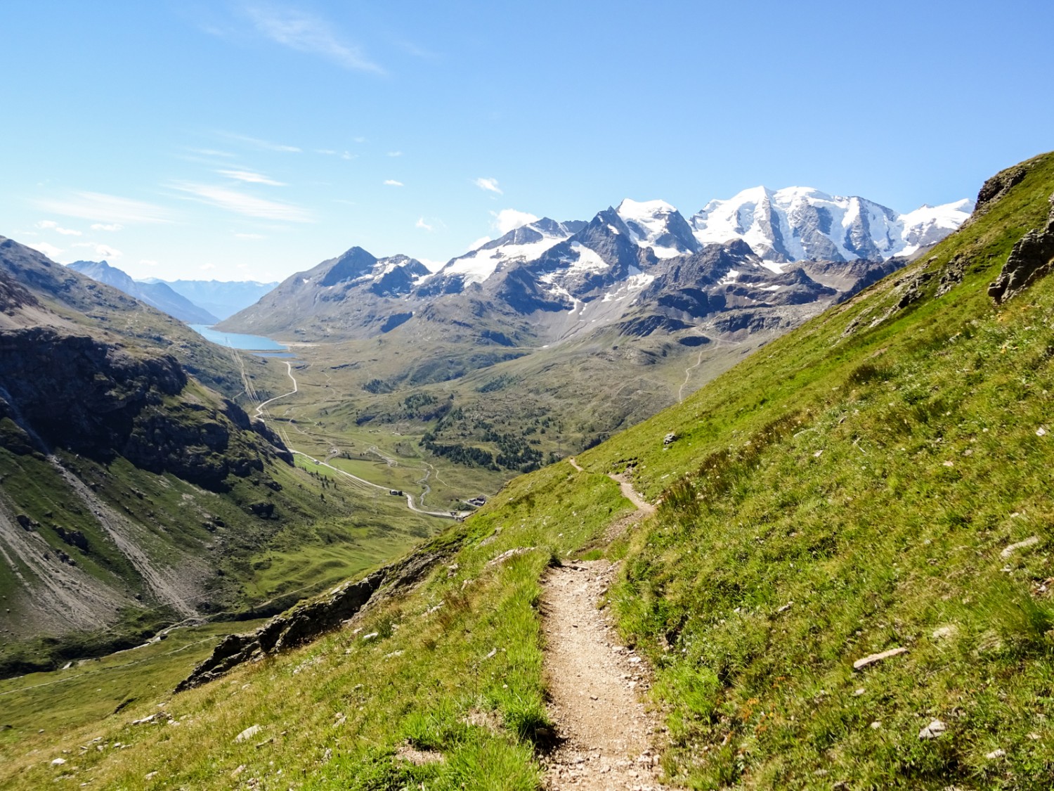 Vue sur le Piz Palü et ses différents sommets, sur le Piz Cambrena à sa gauche et sur le Lago Bianco au niveau du col de la Bernina. Photo: Sabine Joss