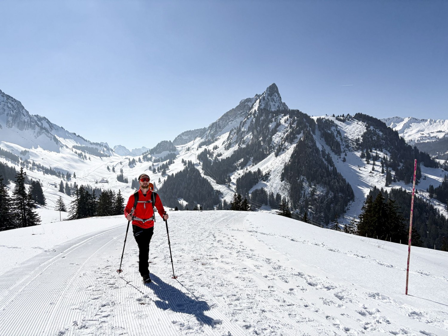 Sonnencreme nicht vergessen! Im Hintergrund die markante Spitzflue.