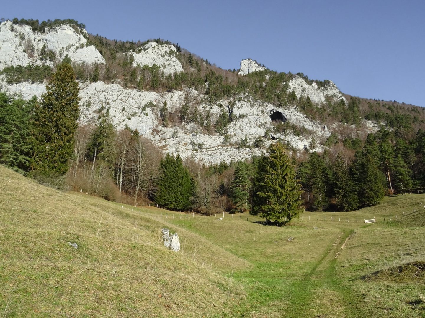 Der Aufstieg von Welschenrohr führt unterhalb des Bärenlochs vorbei.