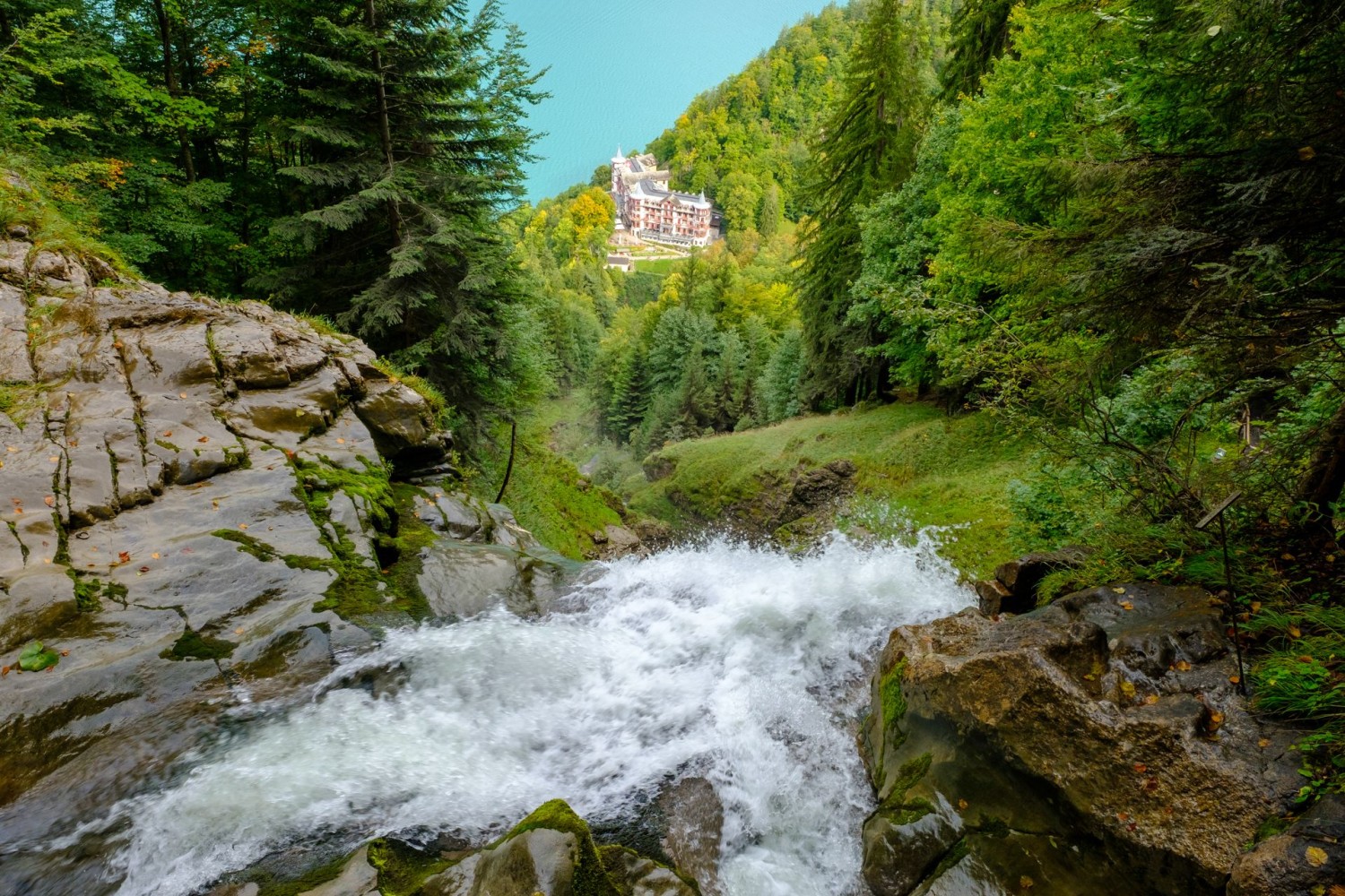 Spannende Tiefblicke, wie hier zum Grandhotel Giessbach, lässt der Wasserfallweg von der Schweibenalp aus zu.