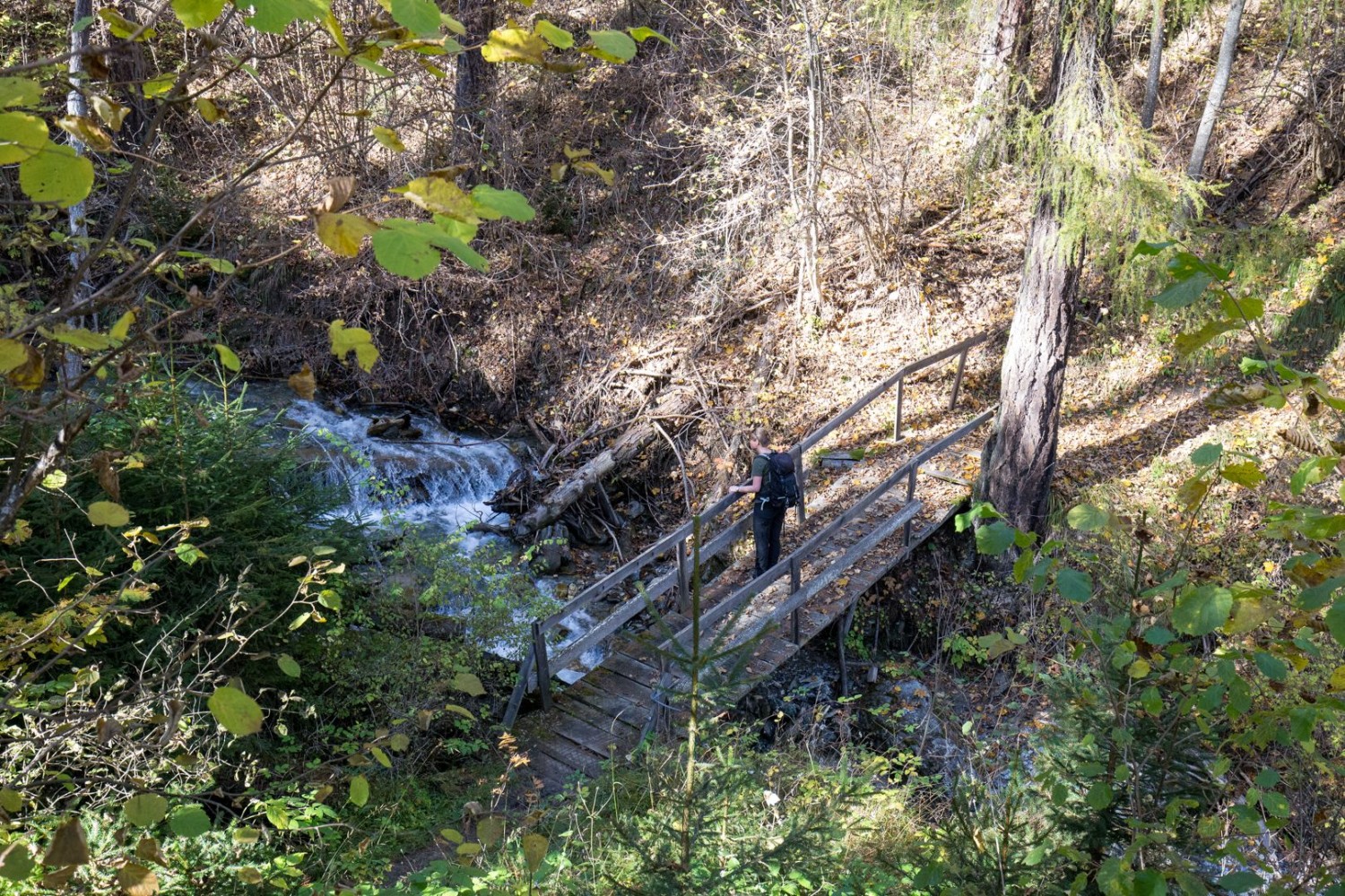 Aufstieg durch die kleine Schlucht im Val da Muglins nach Sent.