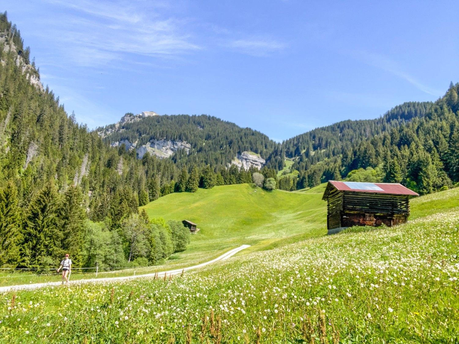Zahlreiche Ställe zieren die Landschaft zwischen den Bergdörfern