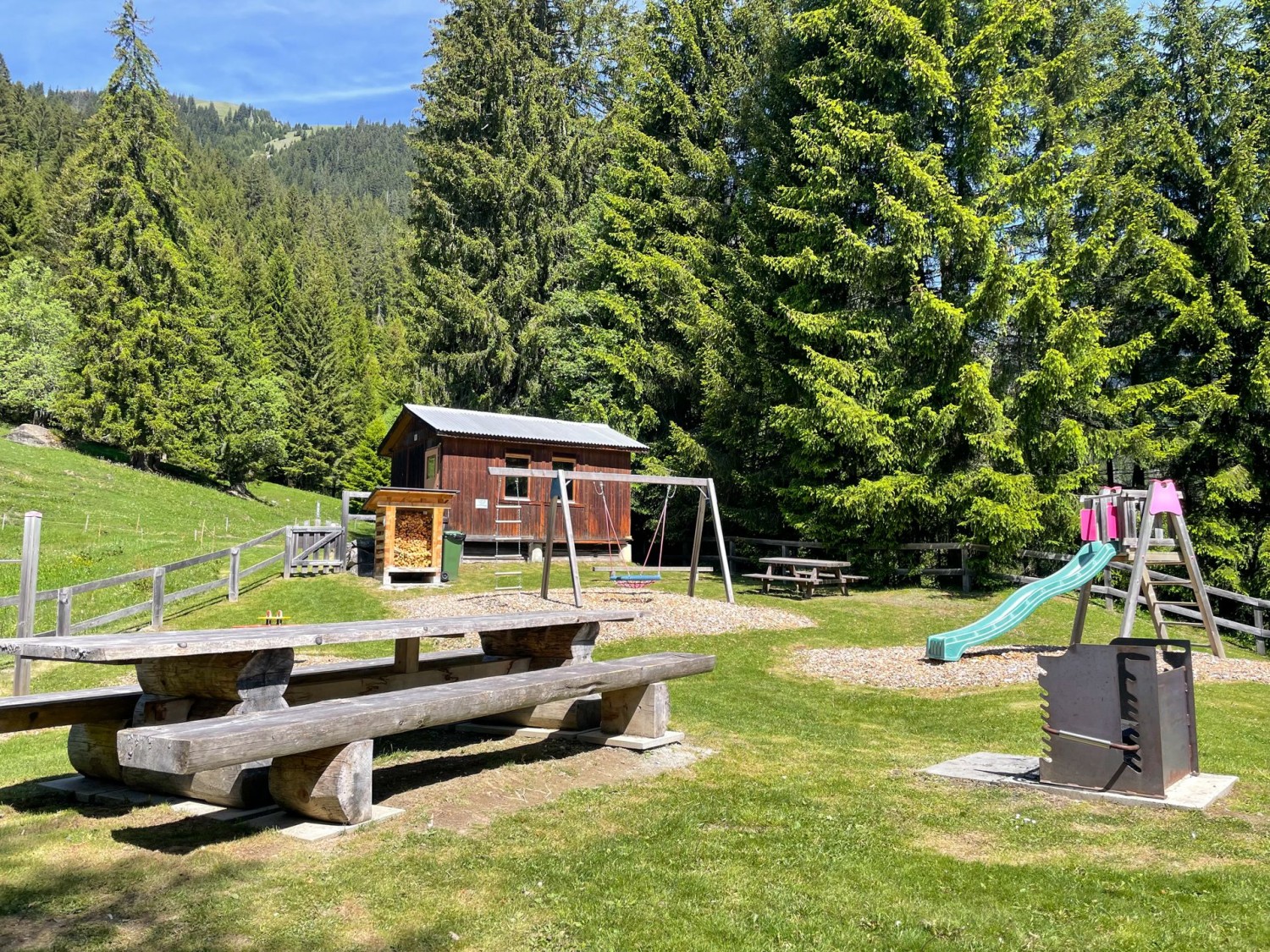 Gut ausgestattete Schweizer-Familie-Feuerstelle Plaun Asch