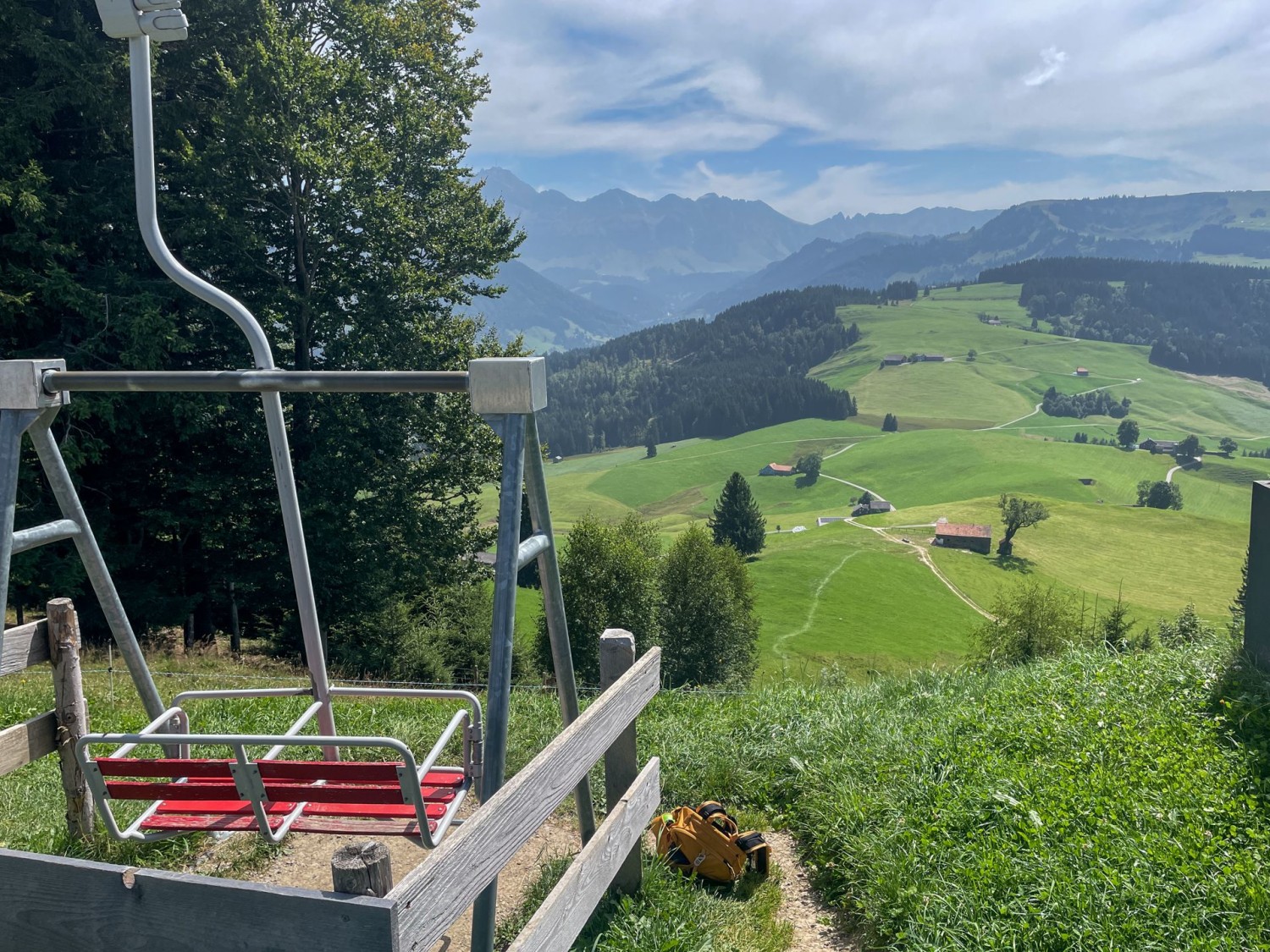 Un élément de l’ancien télésiège transformé en balançoire à l’auberge de montagne de Hochhamm