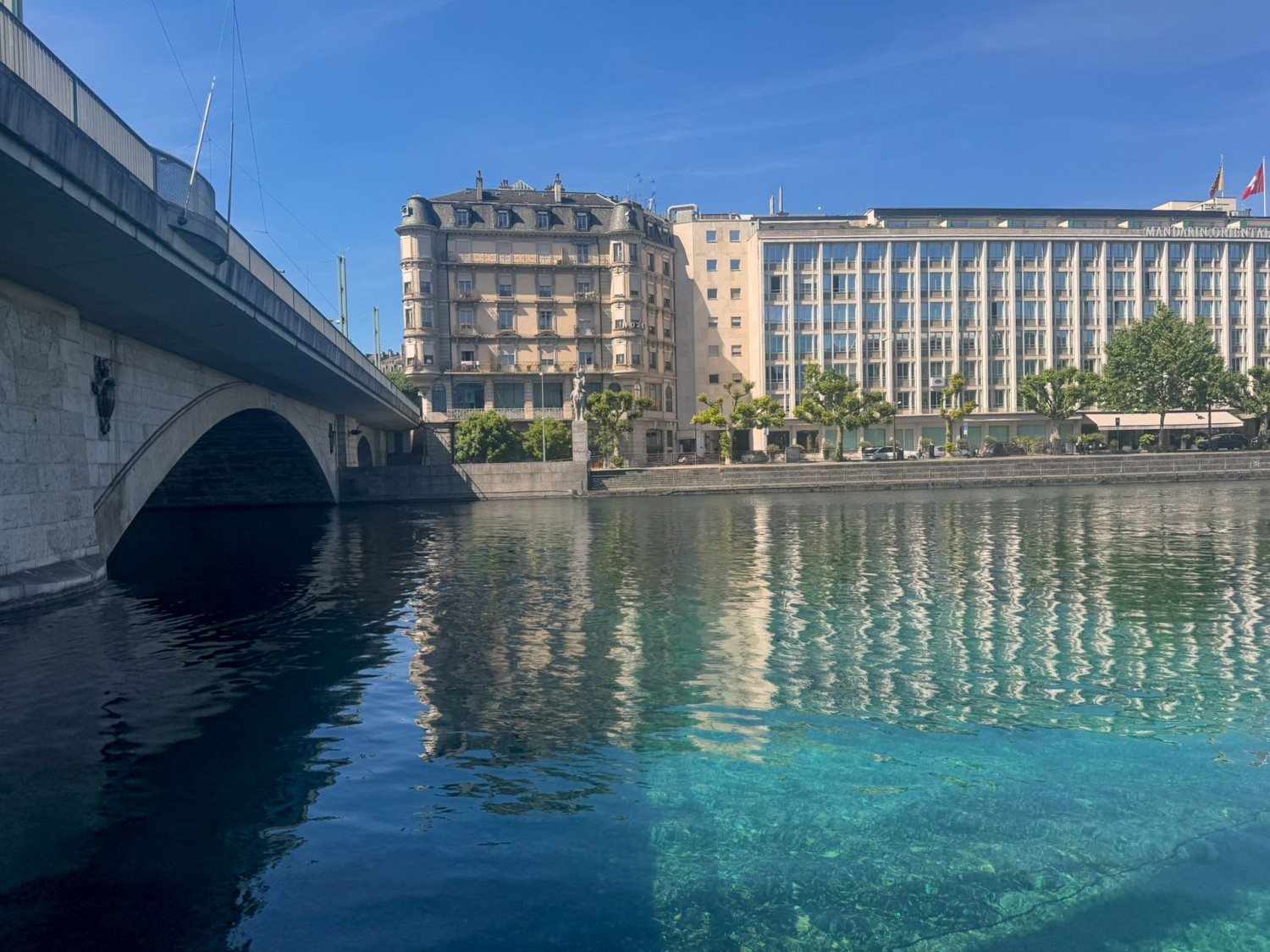 Die eleganten Fassaden von Genf bei der Pont de la Coulouvrenière.