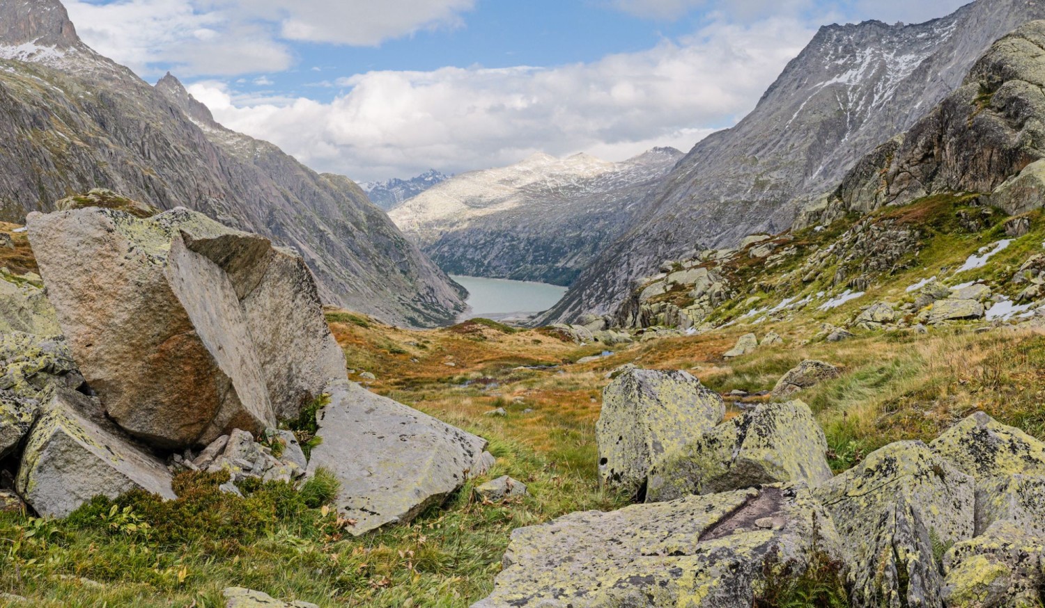 La vue sur le lac de Grimsel accompagne la montée vers la Lauteraarhütte.