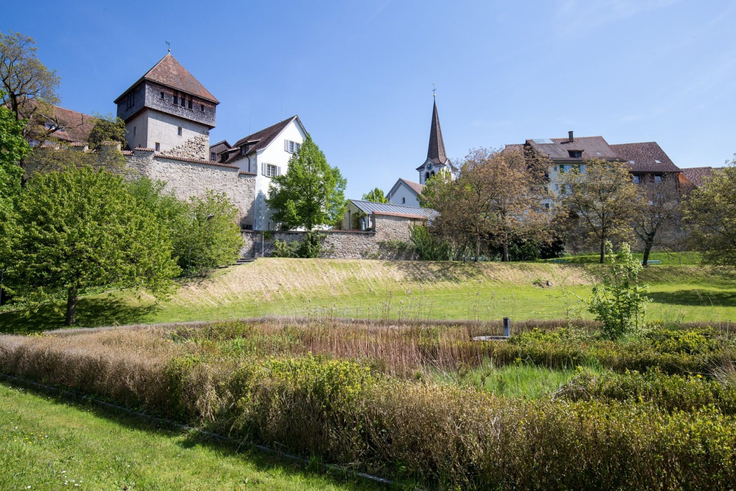 Ausgangs Diessenhofen passiert man das Schloss Unterhof, hier mit Blick zurück auf die Kirche.