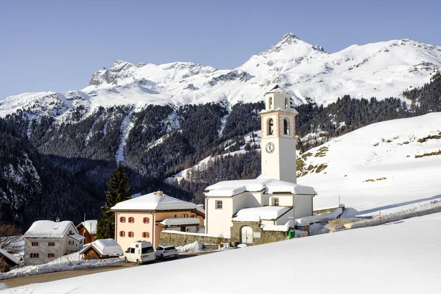 La randonnée en raquettes vers l’Alp Flix commence dans le petit village de Sur.