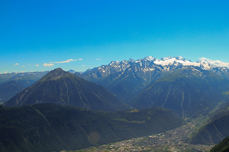 Le Catogne, à gauche sur la photo, appartient, d’un point de vue géologique, aux sommets glacés du massif du Mont Blanc. Photo: Elsbeth Flüeler
