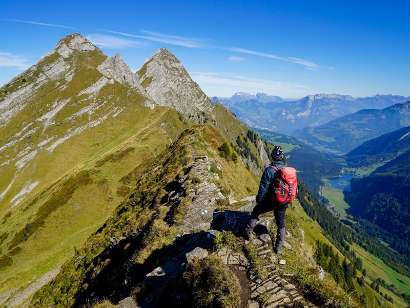 Luftiger Gipfel, scharfe Grate und weiter Himmel