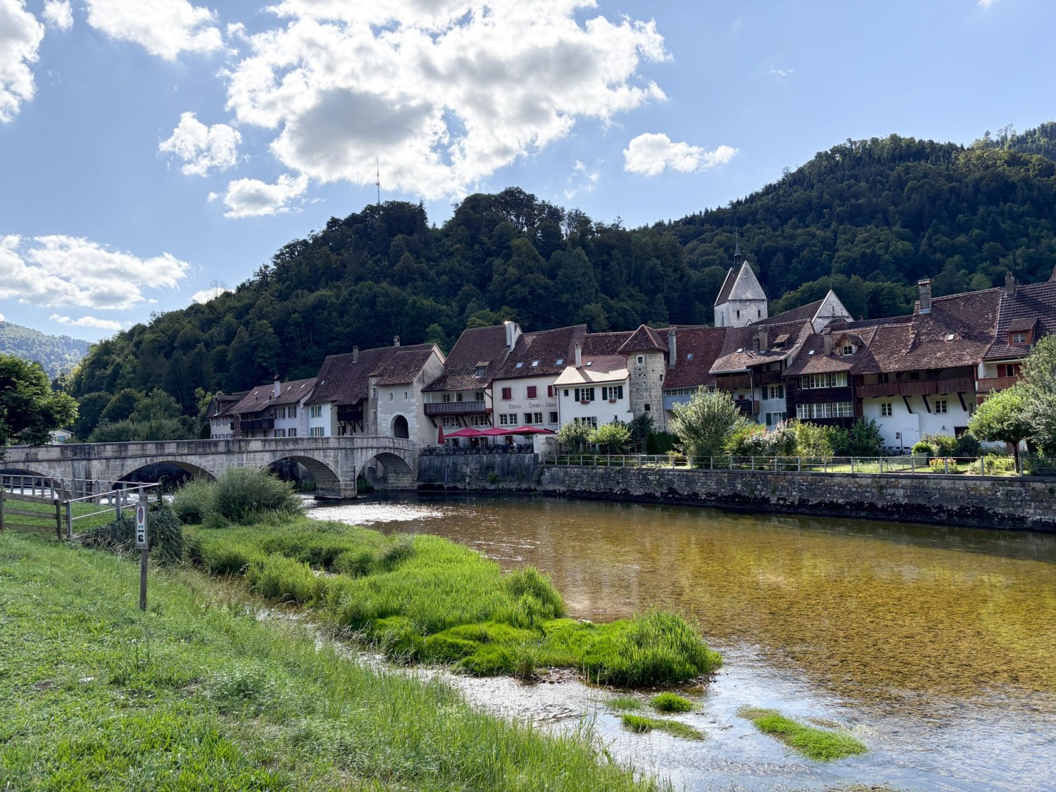 Am Ende der Wanderung empfiehlt sich eine kleine Rundtour durchs mittelalterliche Städtchen St-Ursanne.