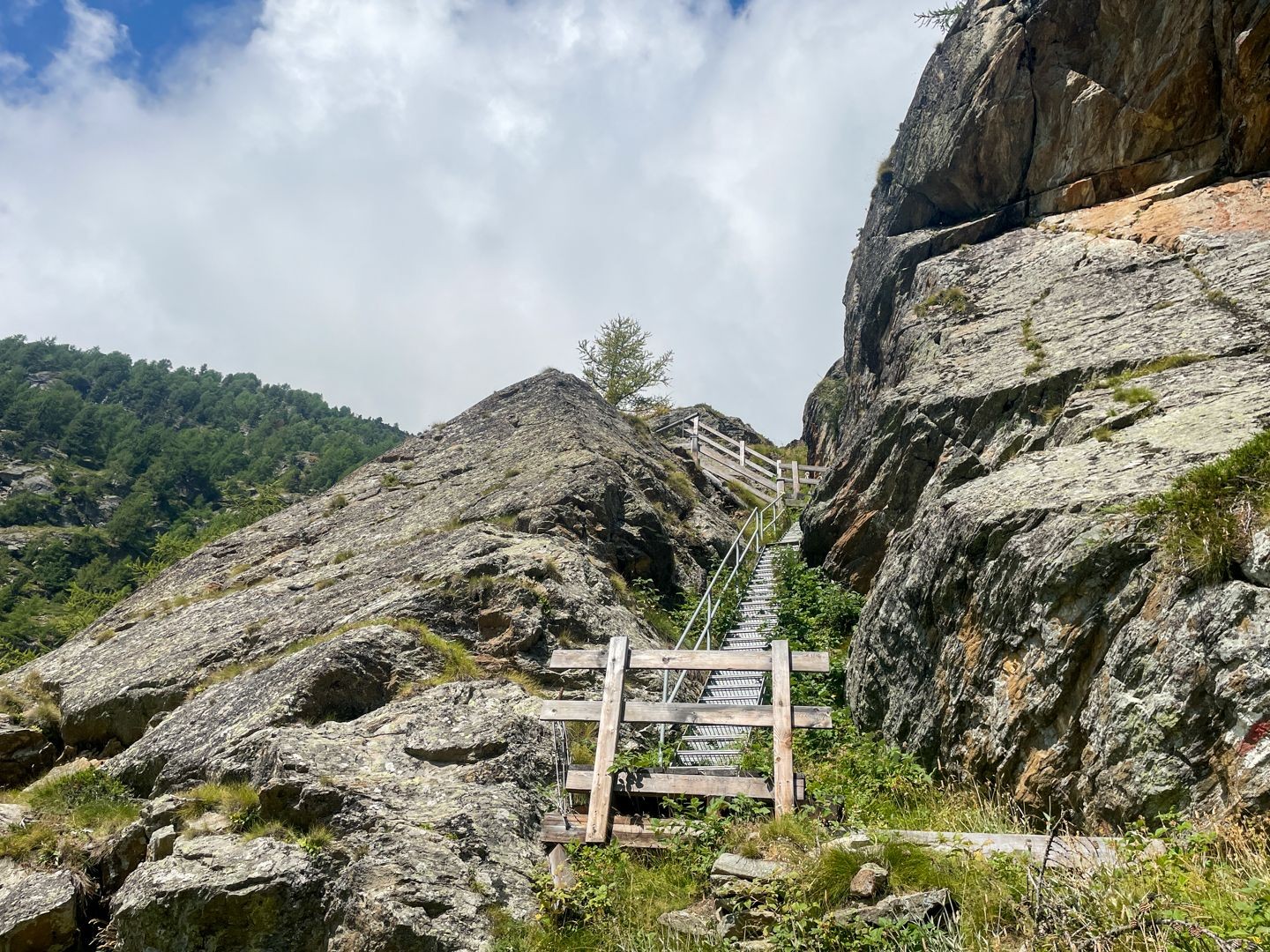 La montée abrupte se fait en zigzag et parfois à l’aide d’escaliers.