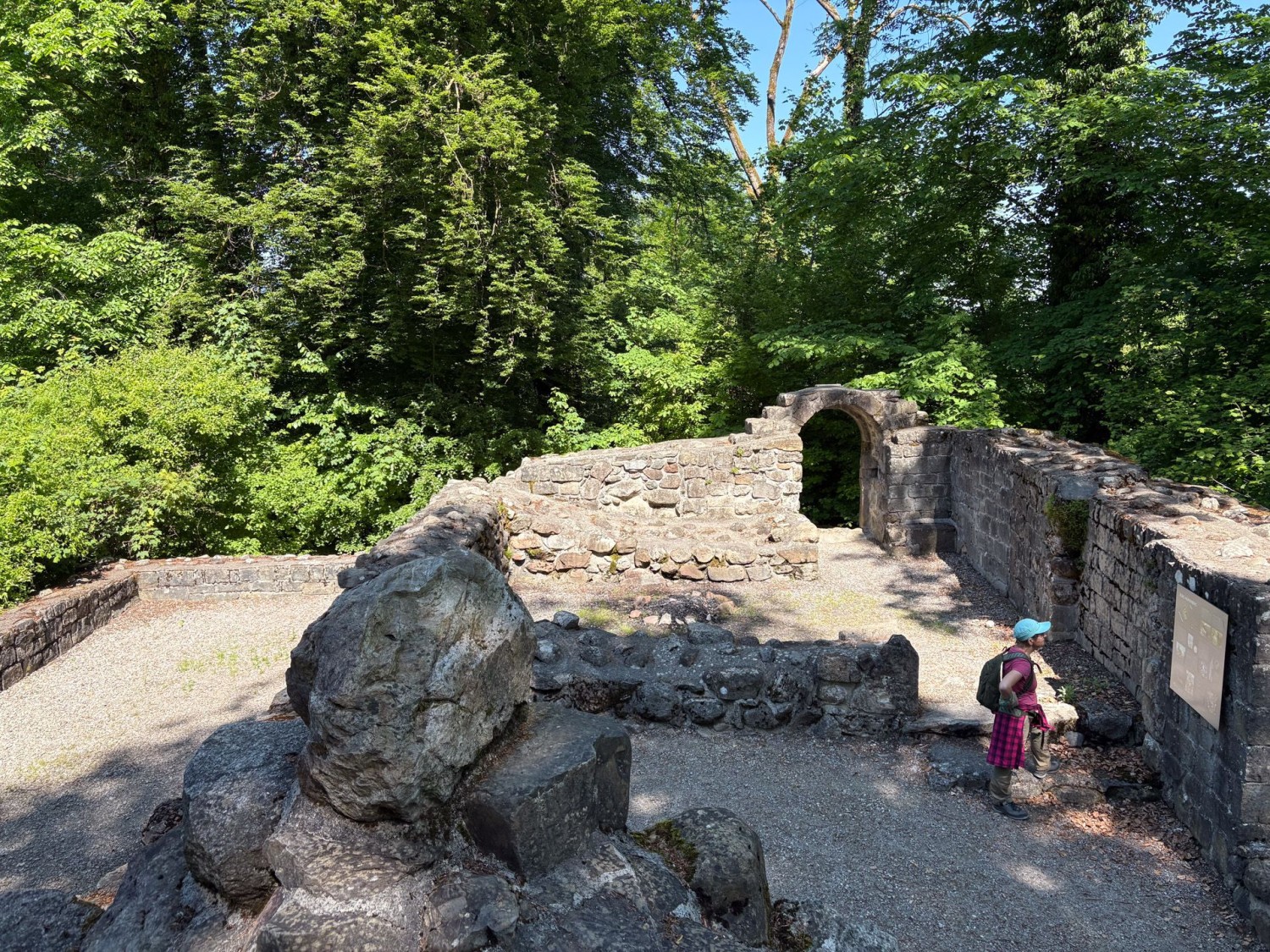 Kurz nach Beginn der Wanderung führt der Weg zu dieser Burgruine – es ist der Geburtsort Hünenbergs.