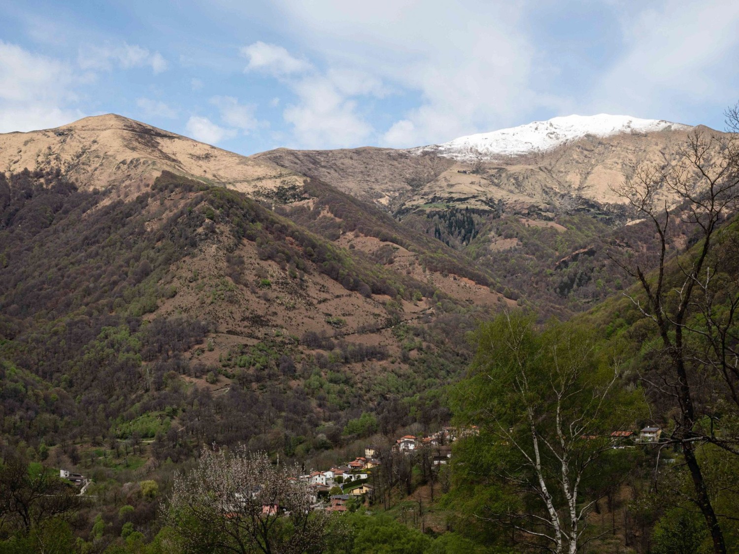 Vista su Mugena con il Gradicciòli appena innevato.