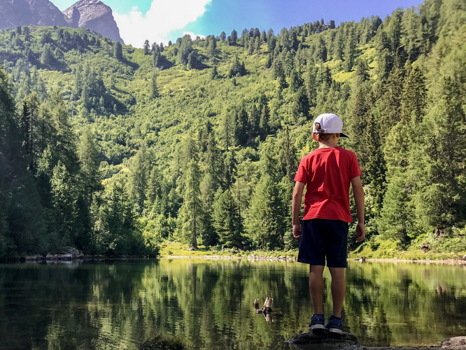 Der kleine Bergsee verleitet zum Staunen. Bild: Laura Riedi 