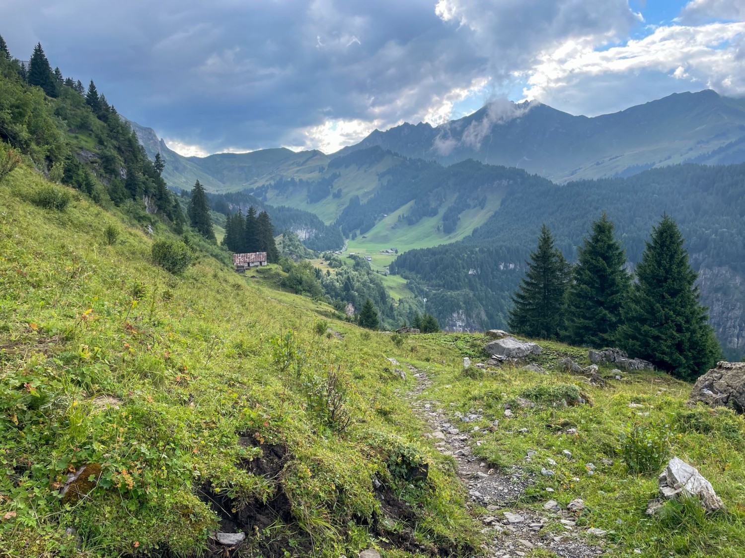 Weit vorne die Ebene von Barme, wo zwei Cantines warten.