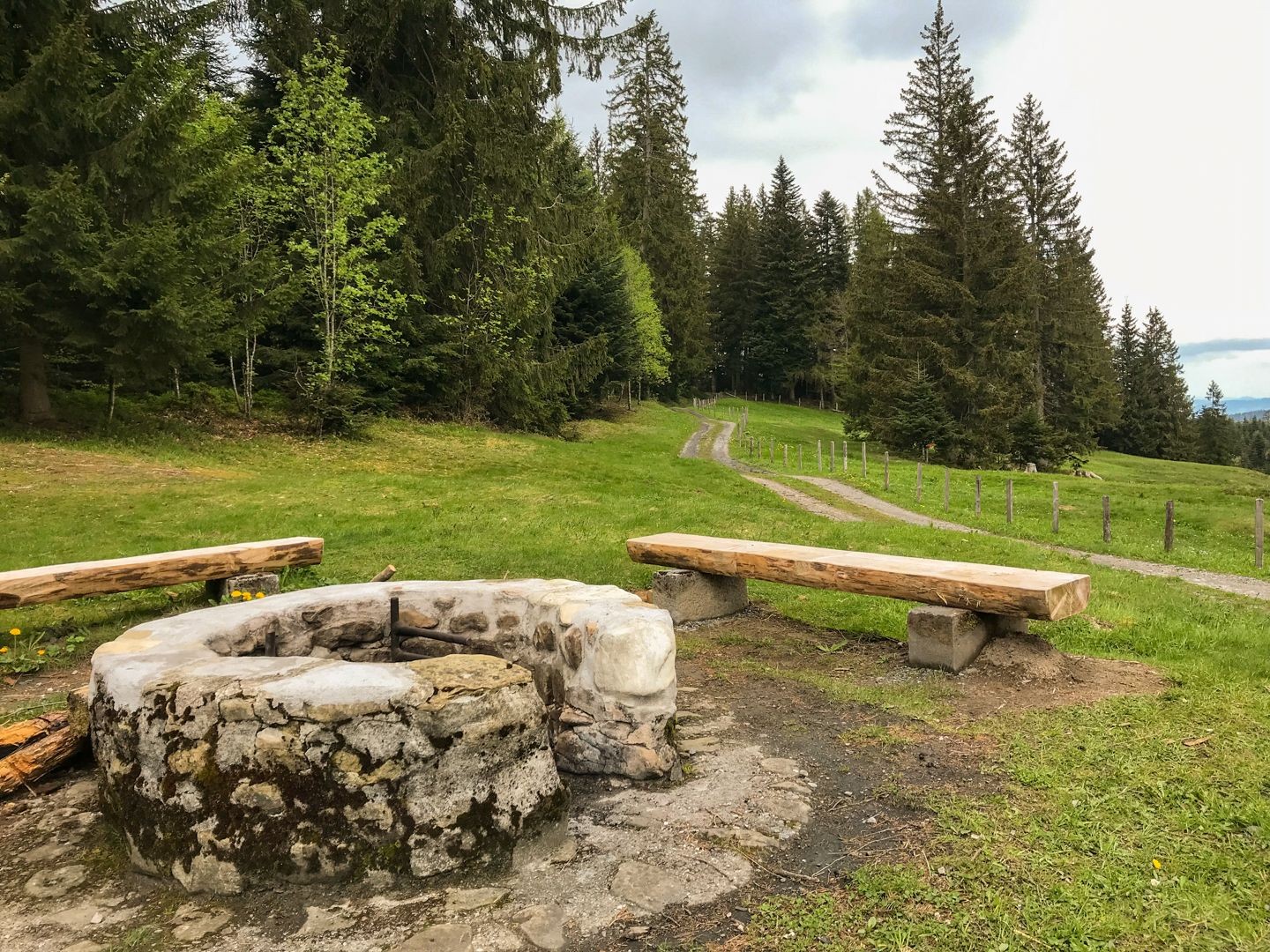Der Punkt Rossallmig eignet sich für eine Mittagsrast inklusive Brätelspass.
