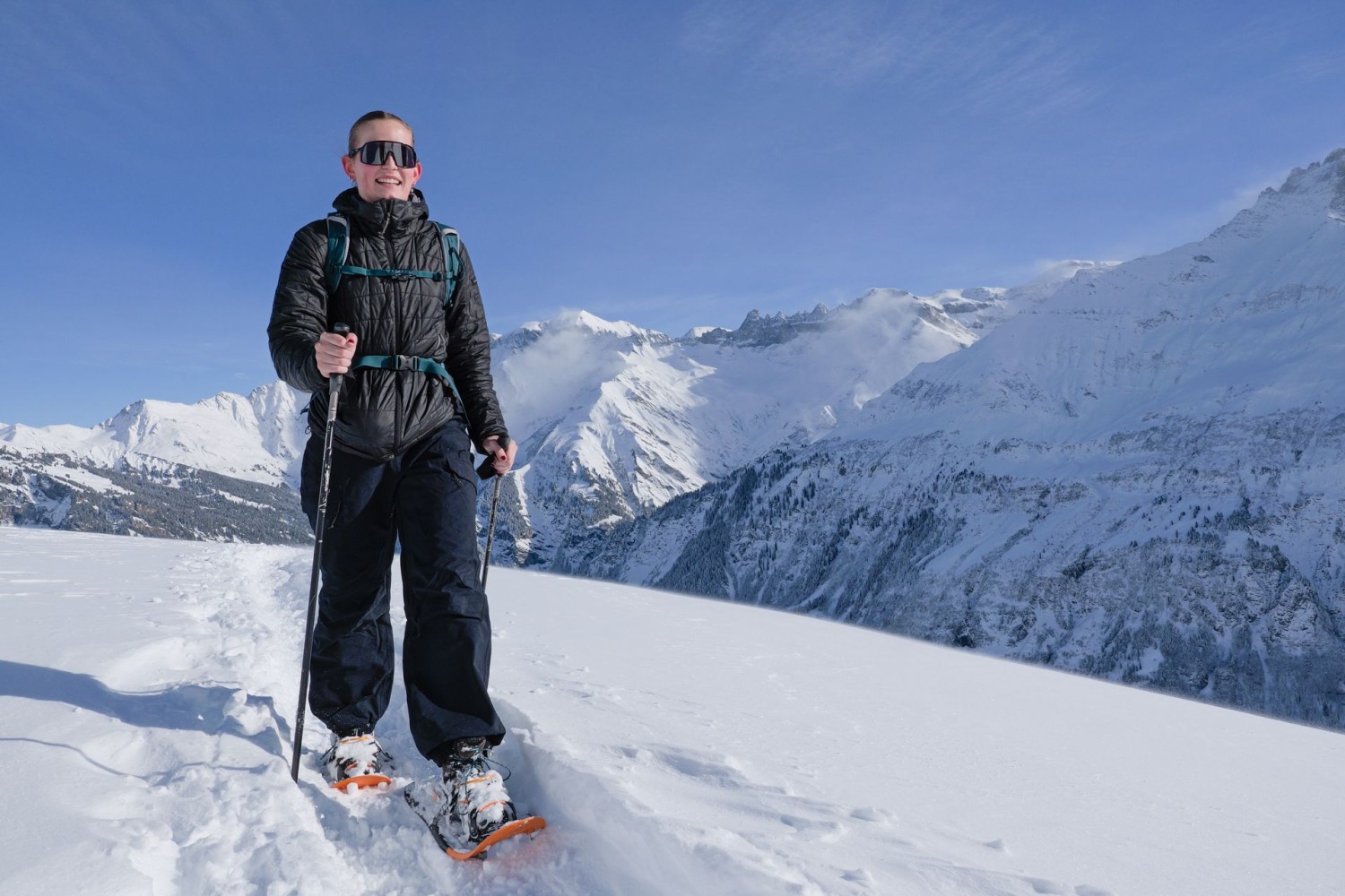 Beim Matthüttli, dem höchsten Punkt der Tour. Rechts der Mitte als schwarzer Zackengrat die Tschingelhörner.
