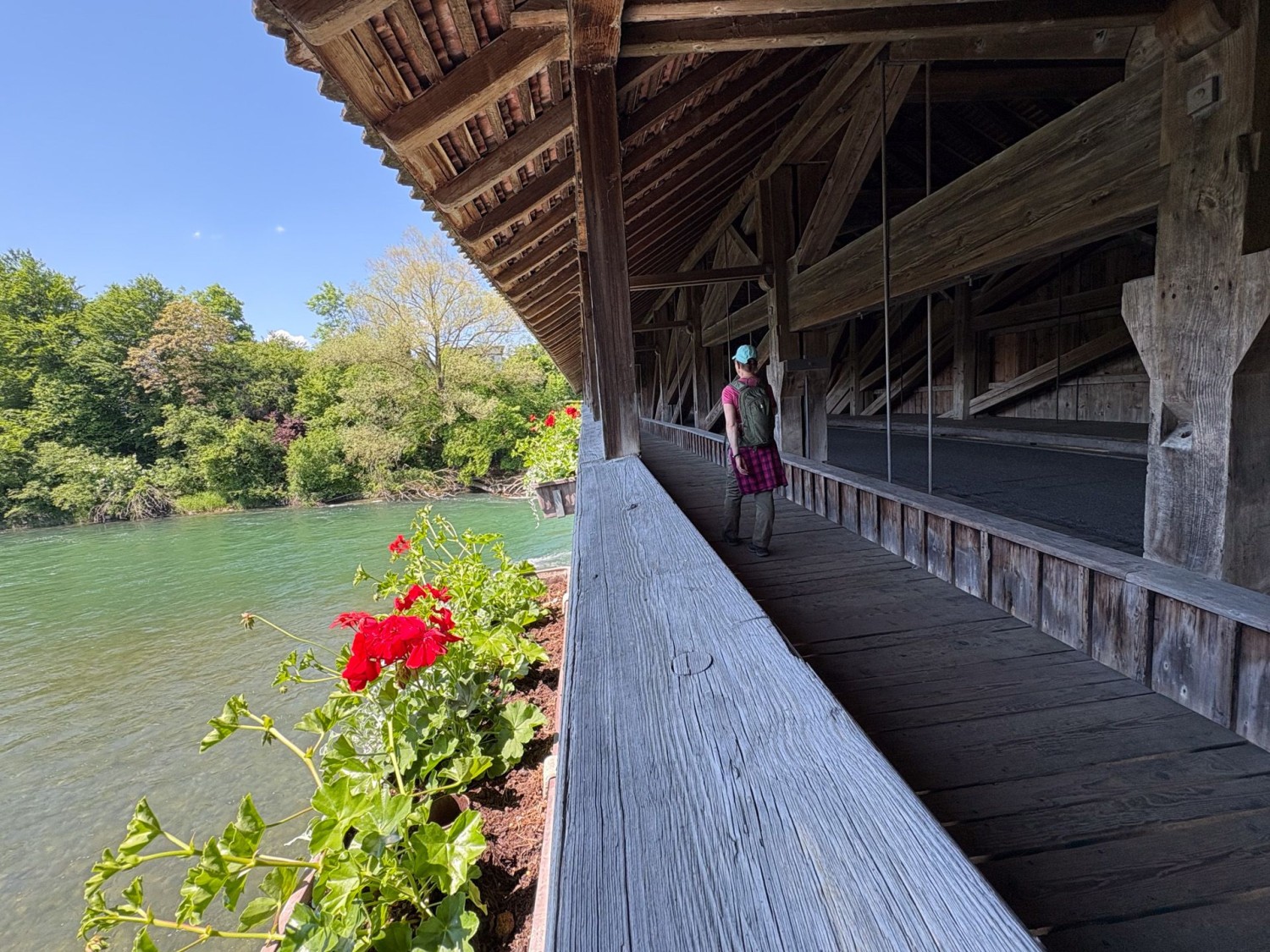 Die Ursprünge der Reussbrücke reichen bis ins 17. Jahrhundert zurück. Von der ersten Brücke stehen noch heute der Mittel- und die Unterpfeiler.