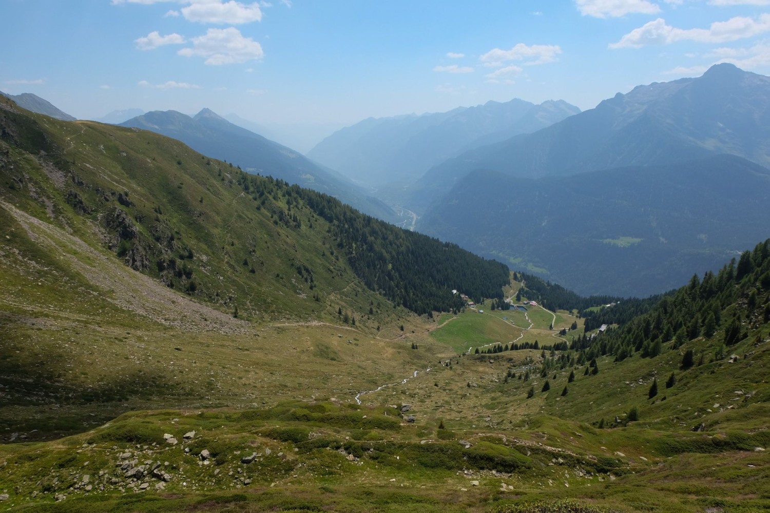 Der Weg hinab in die Leventina, Blick vom Passo Predèlp und das Ziel der Wanderung, die Alp Predèlp.
