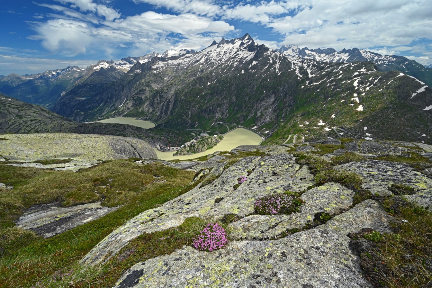 Les lacs de Räterichsboden et du Grimsel, et l’hospice au milieu de la photo.