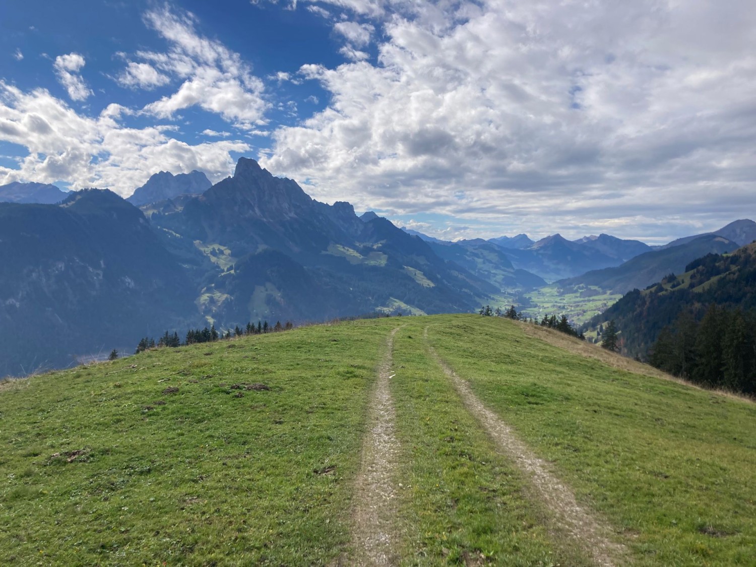 Blick Richtung Rougemont. Hinter Le Rubli erhebt sich die Gummfluh.