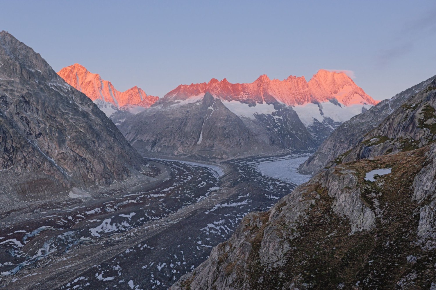 Au croisement des glaciers de Finsteraar et de Lauteraar: vue de la Lauteraarhütte