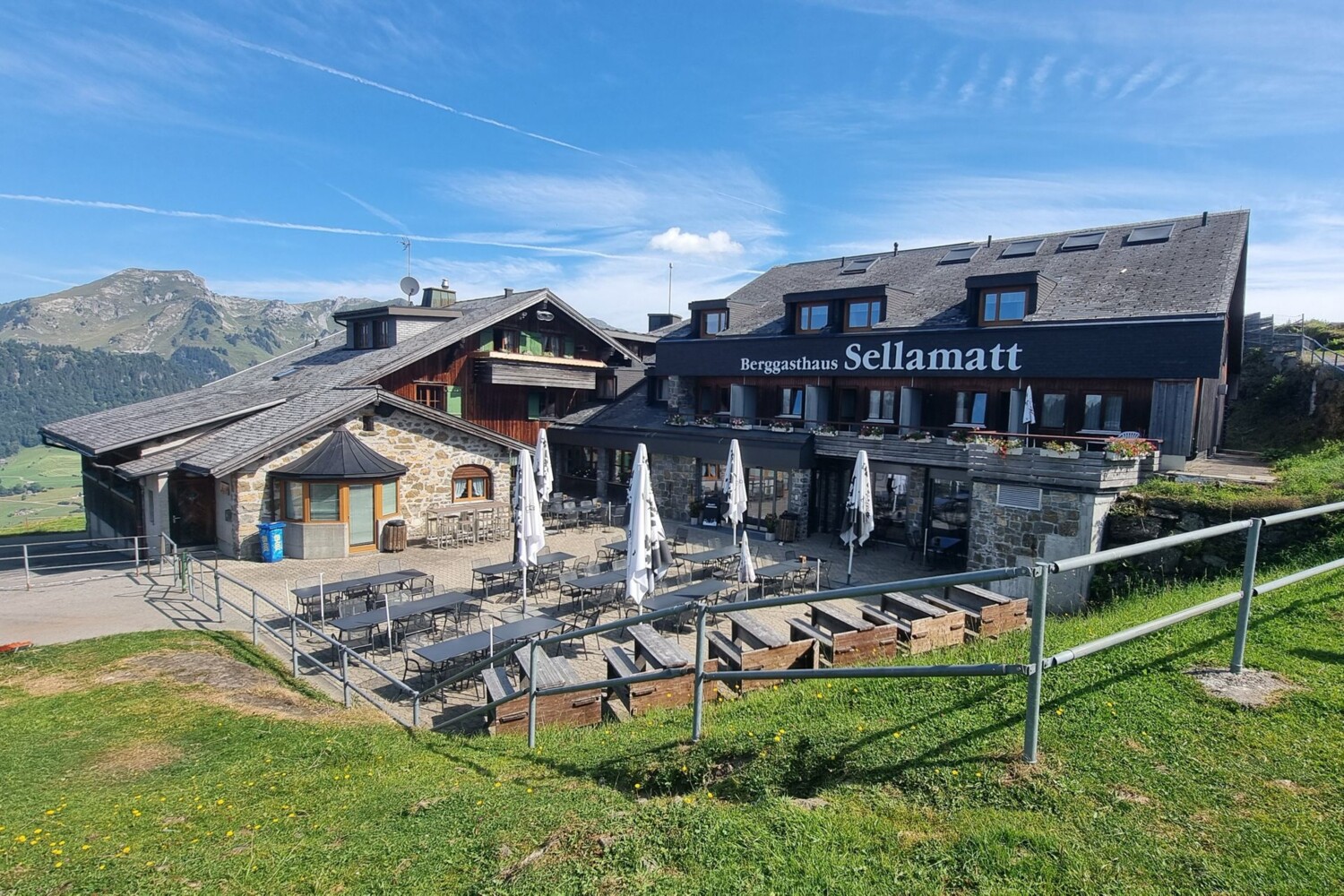 Sonnenterrasse des Berggasthaus Sellamatt