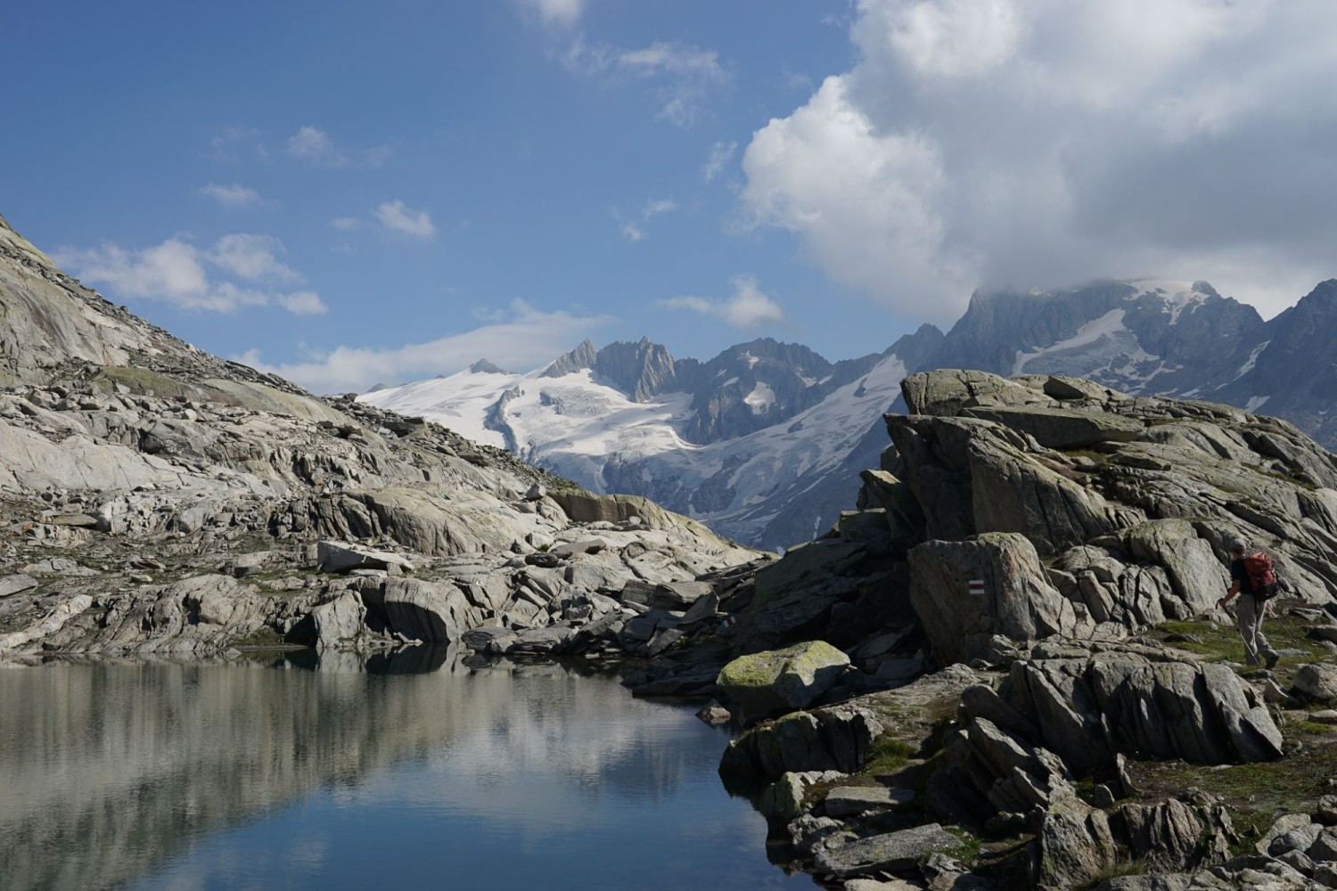 Der Grätlisee, dahinter der Galenstock.